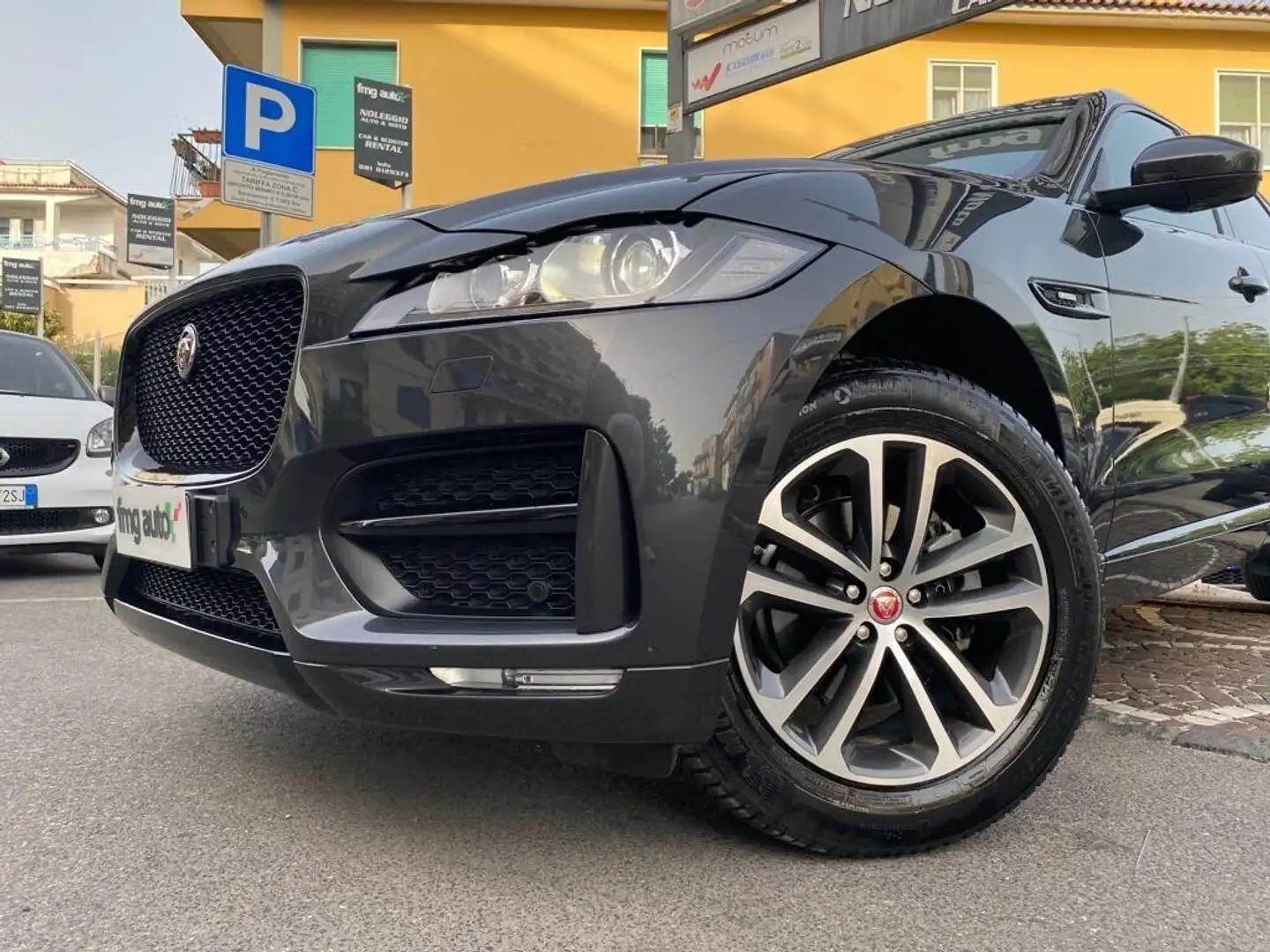 Jaguar F-Pace 2.0 D 180 CV AWD aut. R-Sport Grau - 2