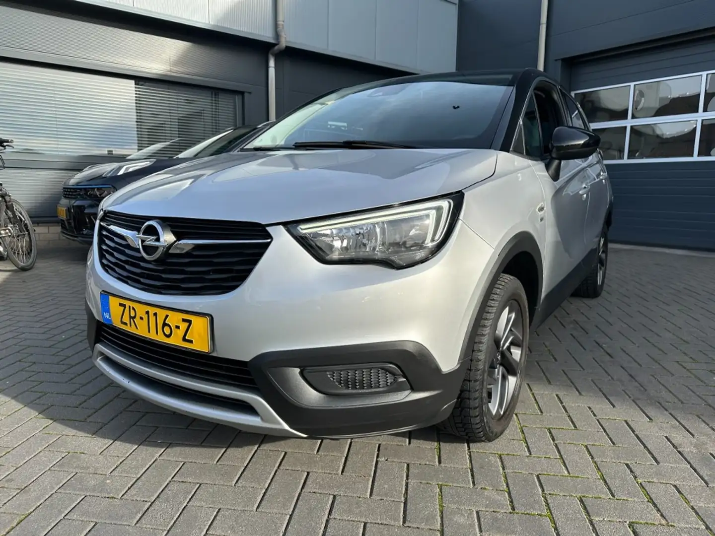 Opel Crossland X 1.2 Turbo 120 jaar Edition Apple CarPlay Grijs - 1