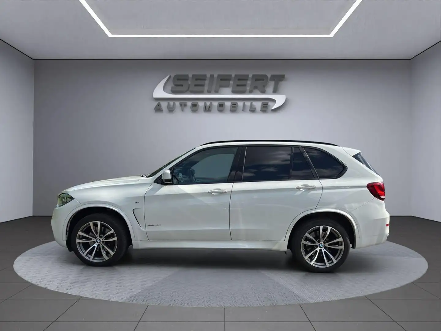 BMW X5 xDrive35i | M-SPORT | 7-Sitzer | AHK | PANO | HUD Bílá - 2