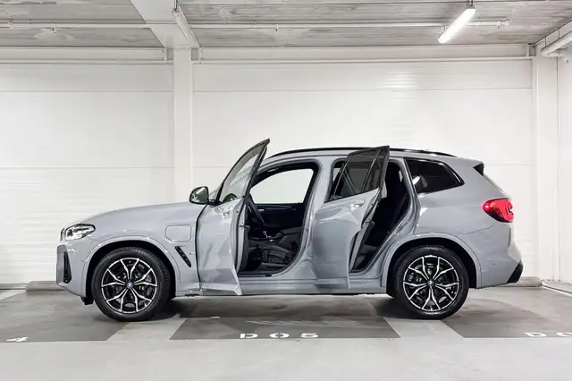 BMW X3 view 3