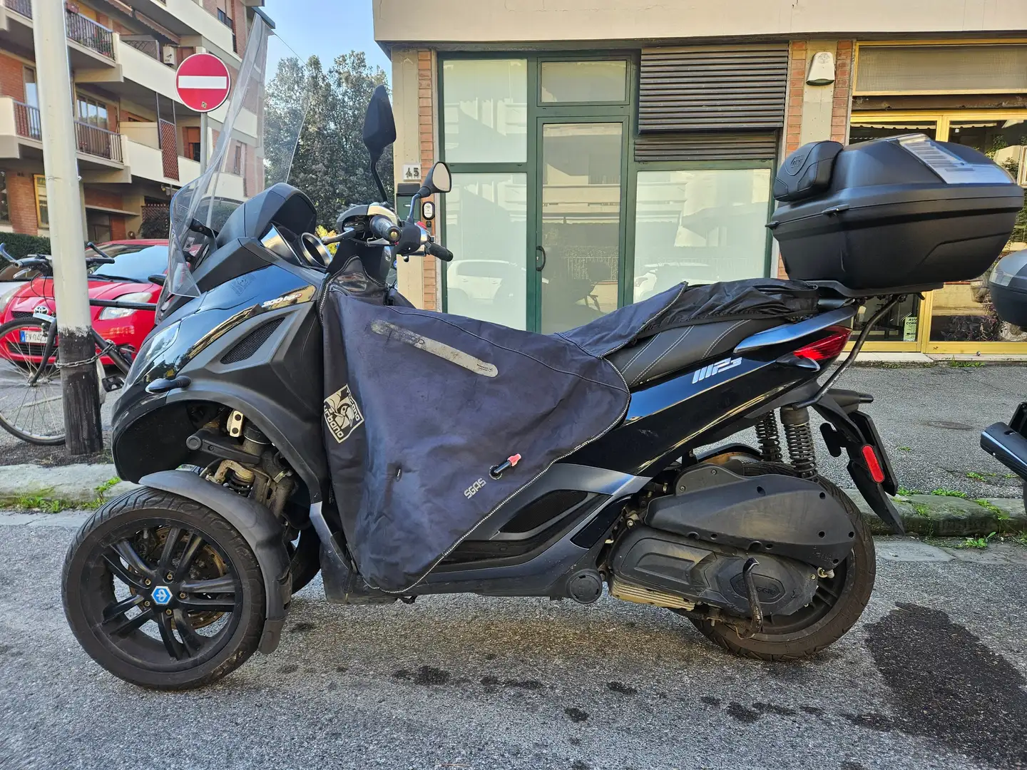 Piaggio MP3 300 HPE Noir - 1