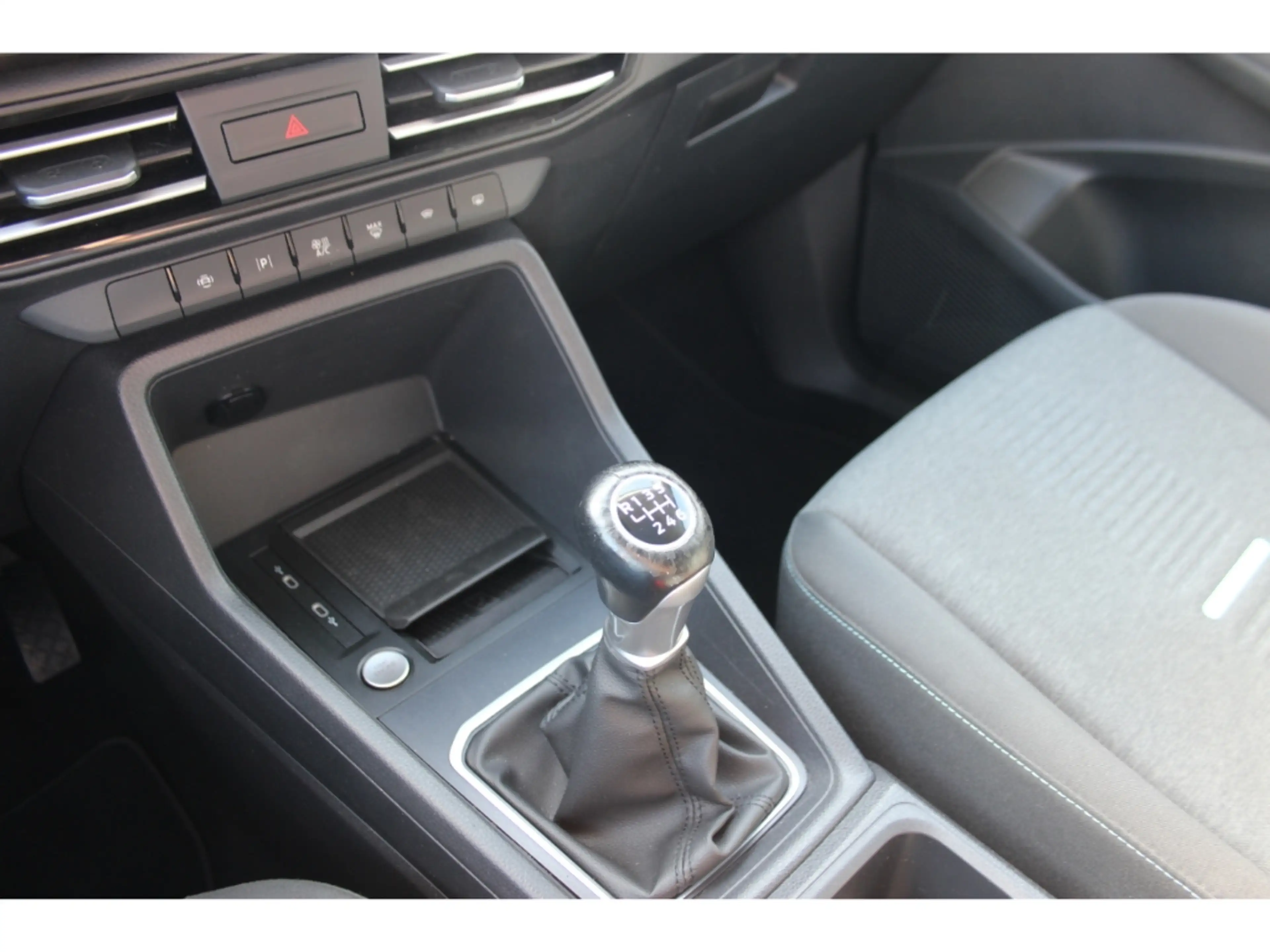 Ford Grand Tourneo 2.0 Active L2 Allrad Pano LED — photo 11
