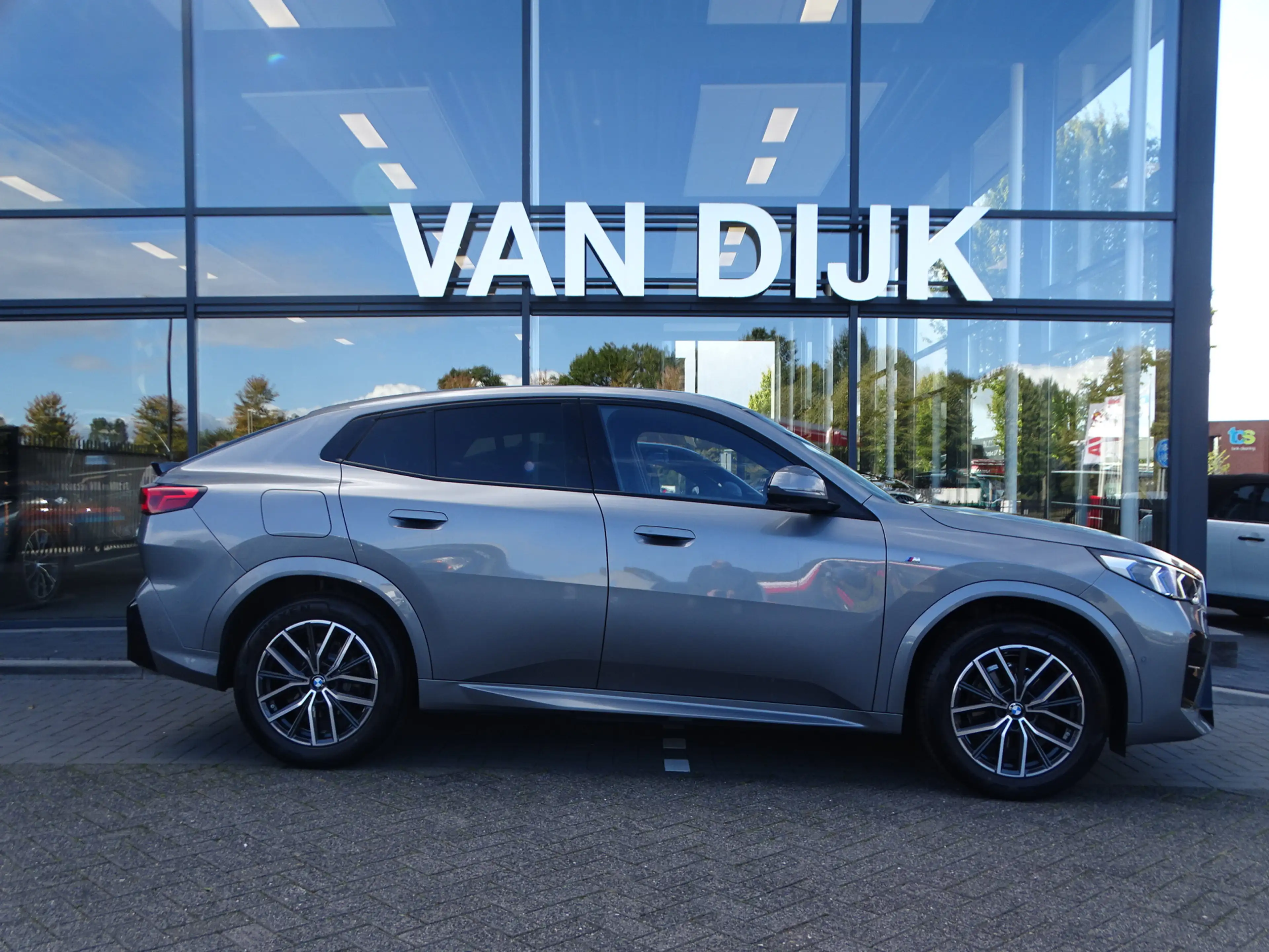 BMW iX2 eDrive20 M Sport Panoramadak Head-Up Harman Kardon — photo 5
