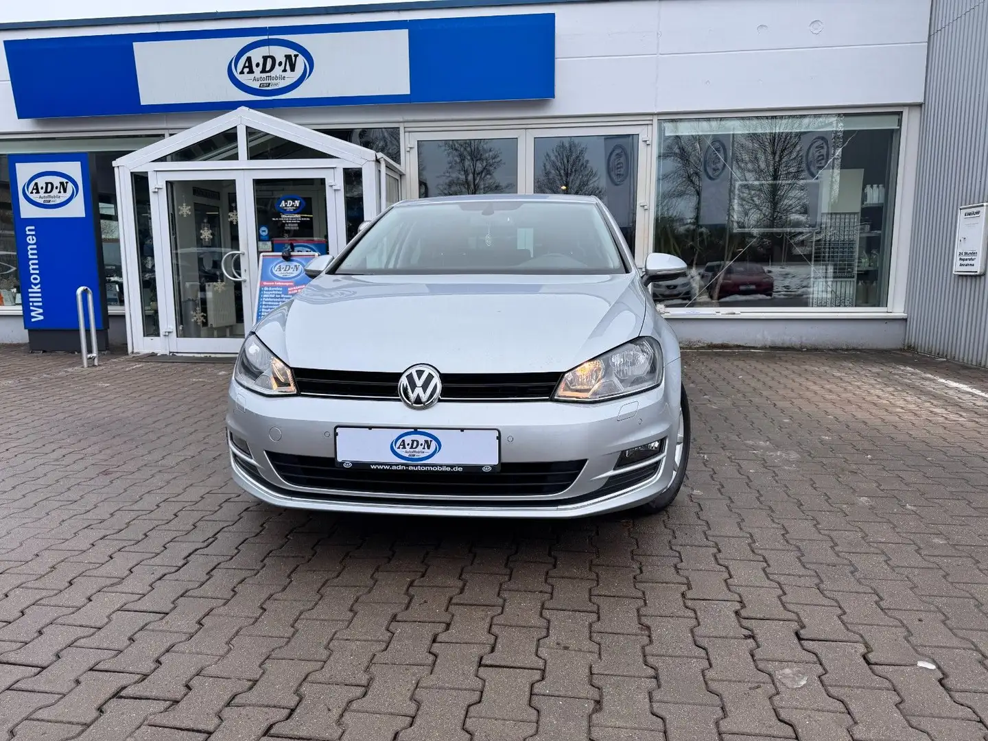 Volkswagen Golf VII Lim. 1.2 TSI Lounge BMT *8fach bereift* Argento - 1
