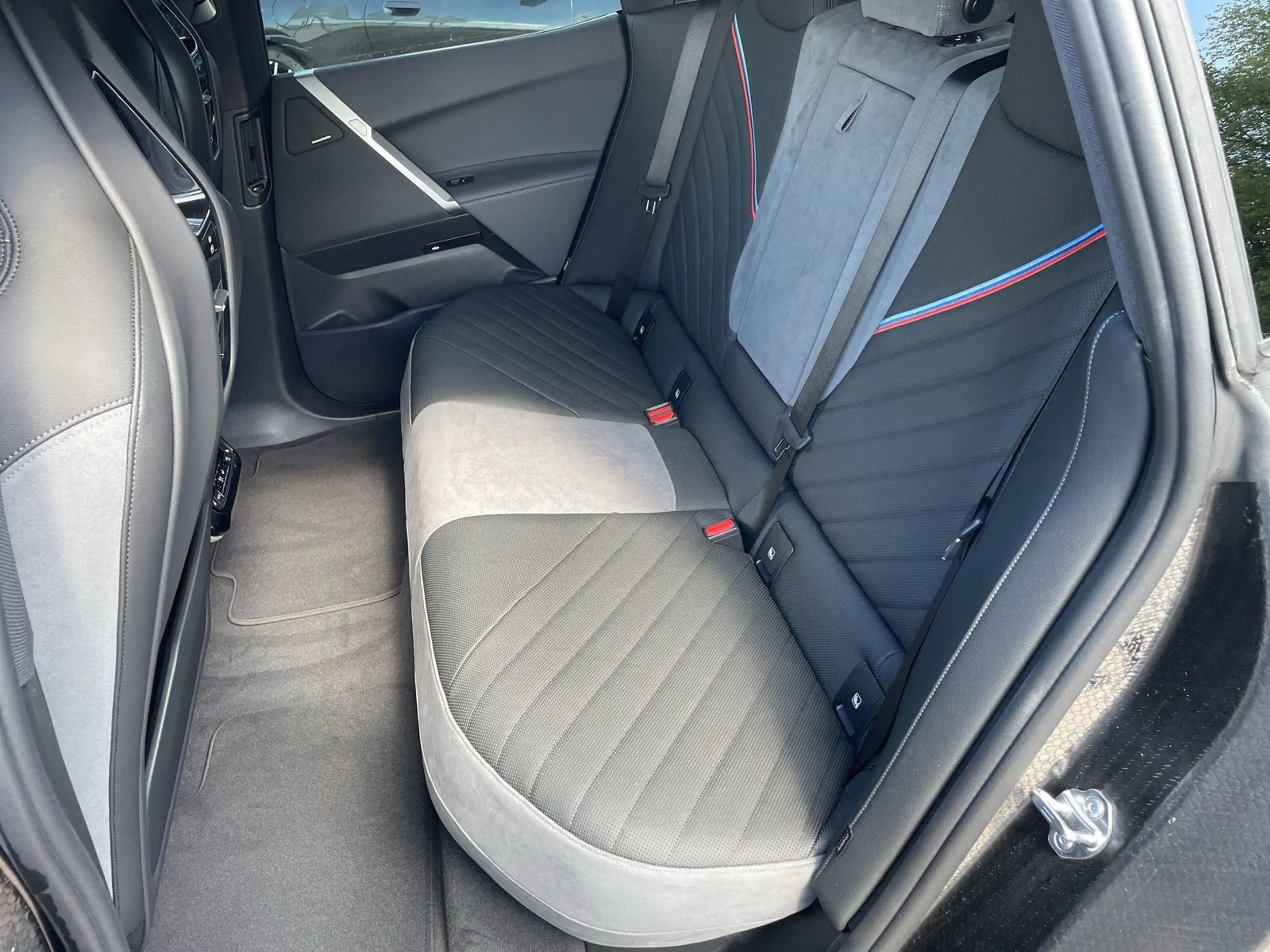 BMW iX xDrive45 M Sport AHK HUD DA Prof UPE:104.815€ — photo 12