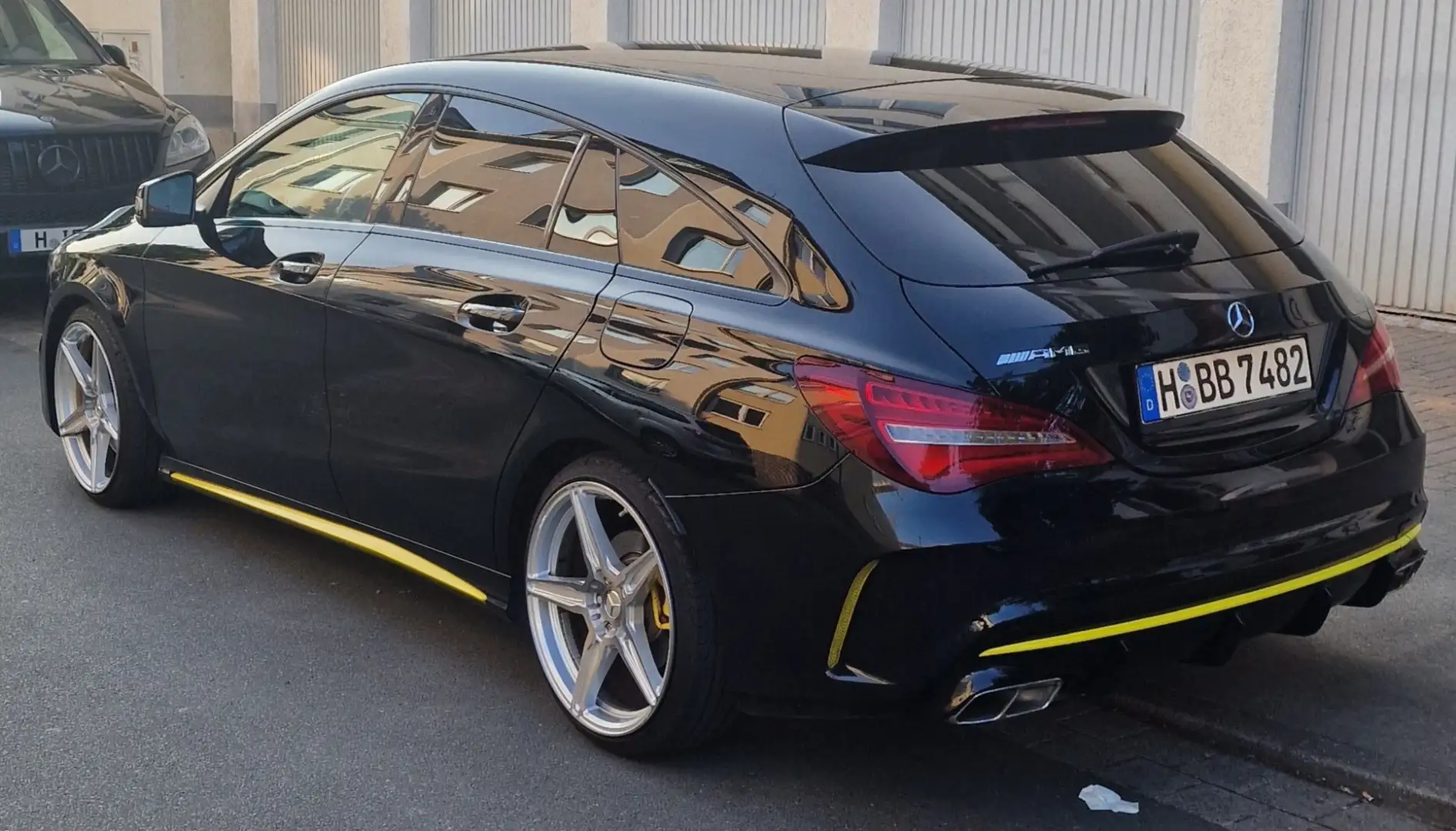 Mercedes-Benz CLA 220 Shooting Brake d 7G-DCT AMG Line Schwarz - 2