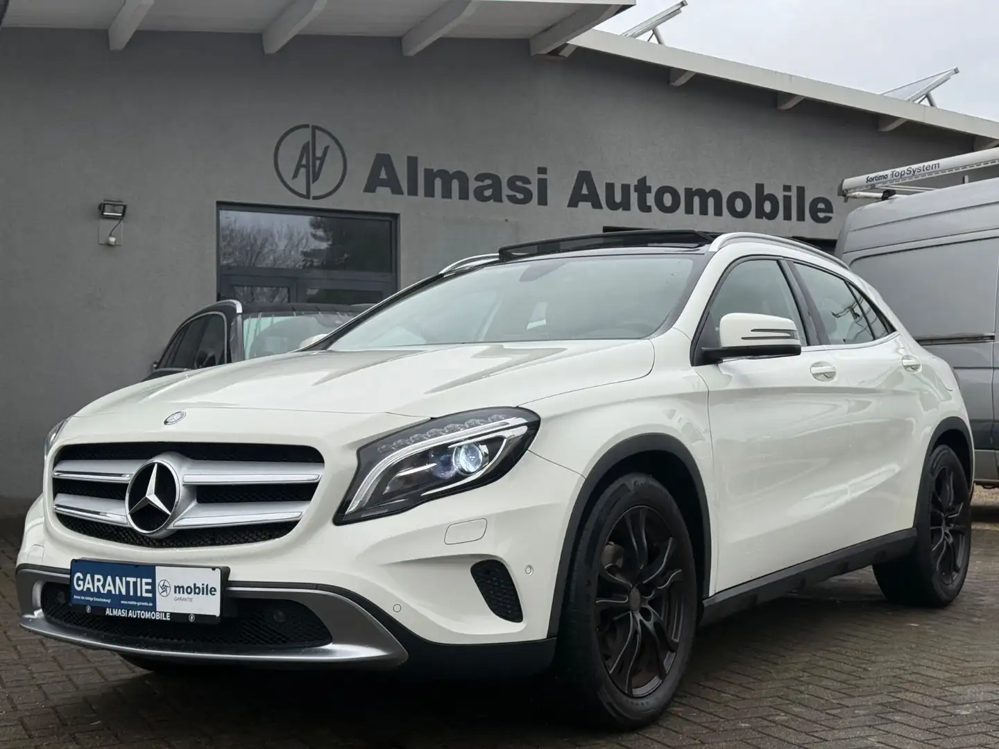 Mercedes-Benz GLA 200 / VOLLLEDER / PANO / LED / SERVICE NEU Blanc - 1