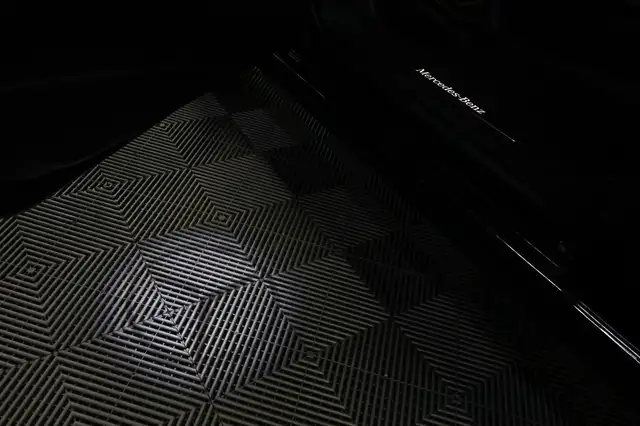 Mercedes-Benz V-Class view 11