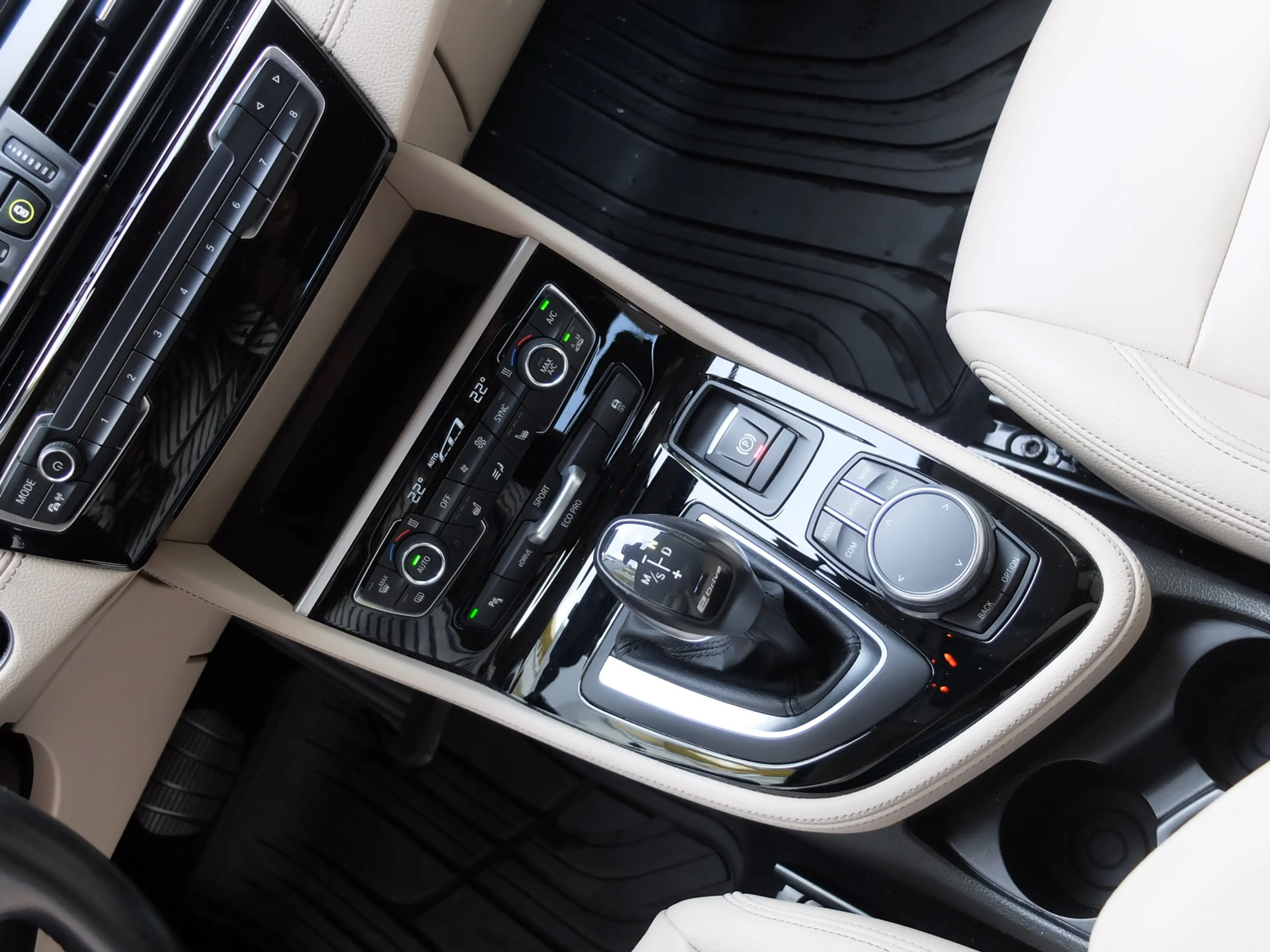 BMW 225 xe Luxury Line aus 1.Hand — photo 12