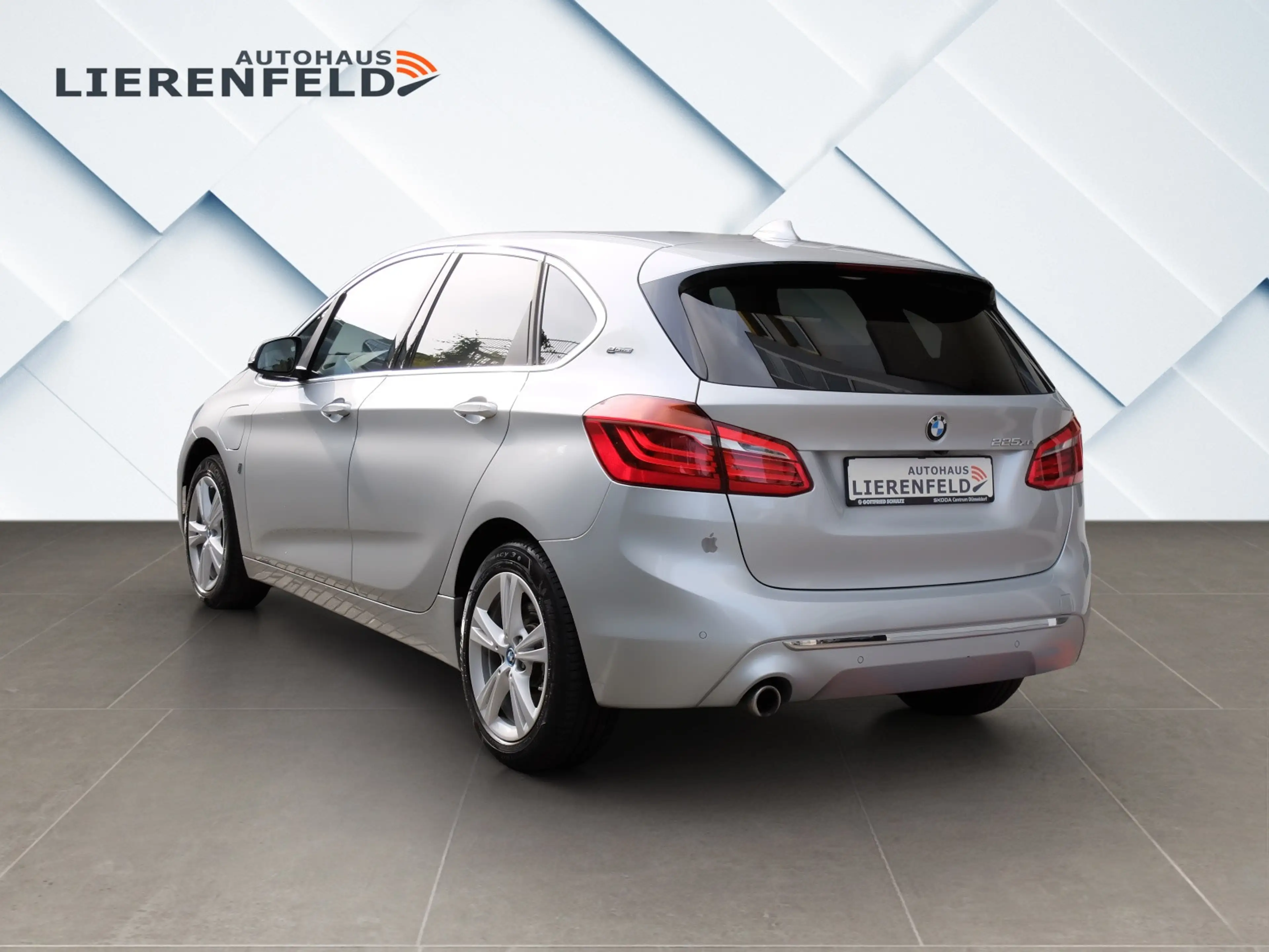 BMW 225 xe Luxury Line aus 1.Hand — photo 3