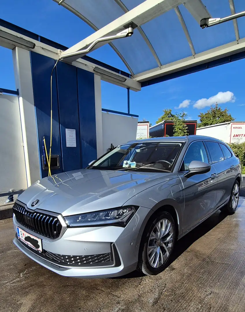 Skoda Superb Kombi 1,5 TSI iV PHEV Werksgarantie bis 12.2029 Silber - 1