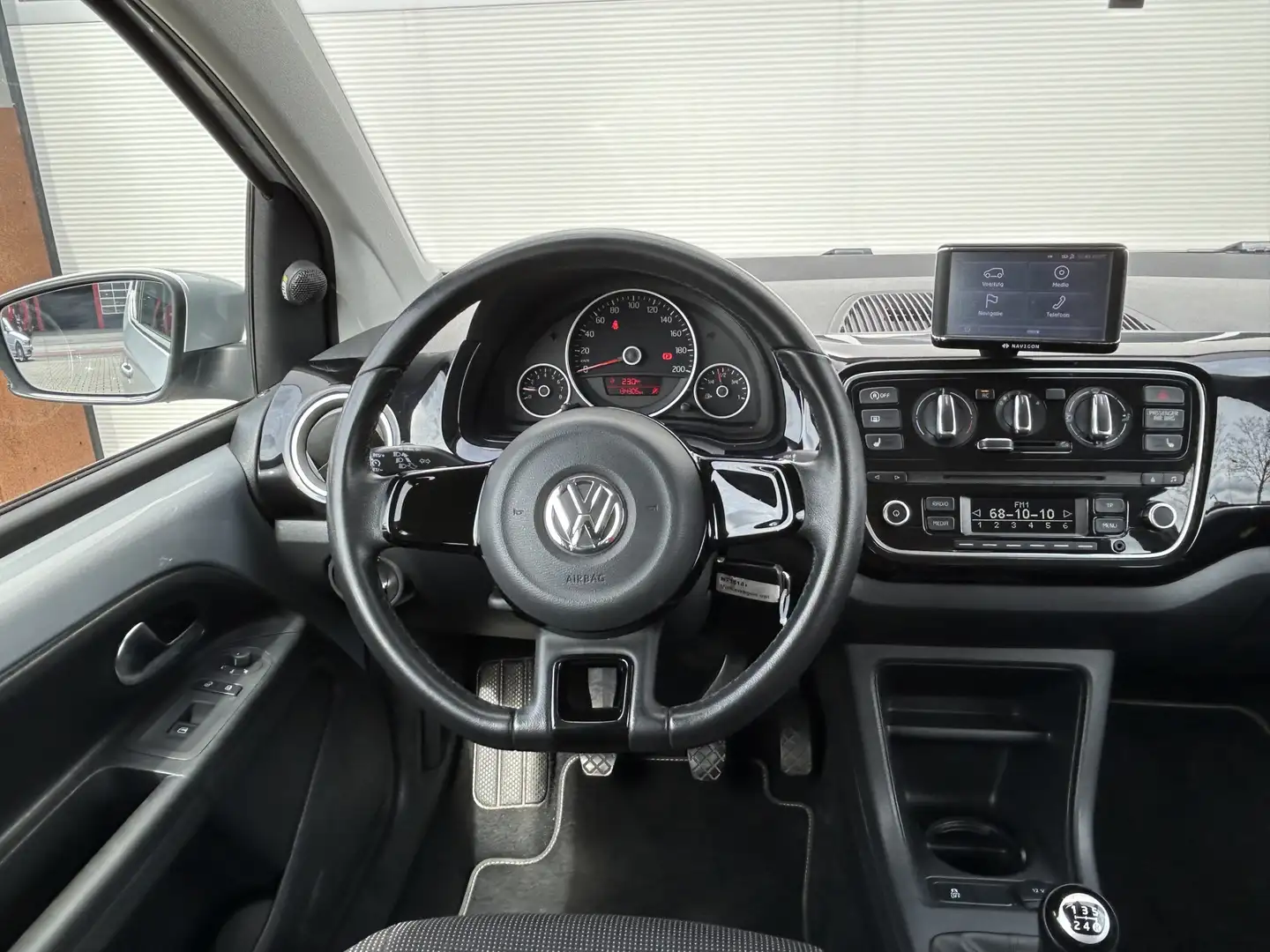 Volkswagen up! 1.0 high up! 75pk|Navi|Cruise|PDC|Stoelverwarming Grijs - 2
