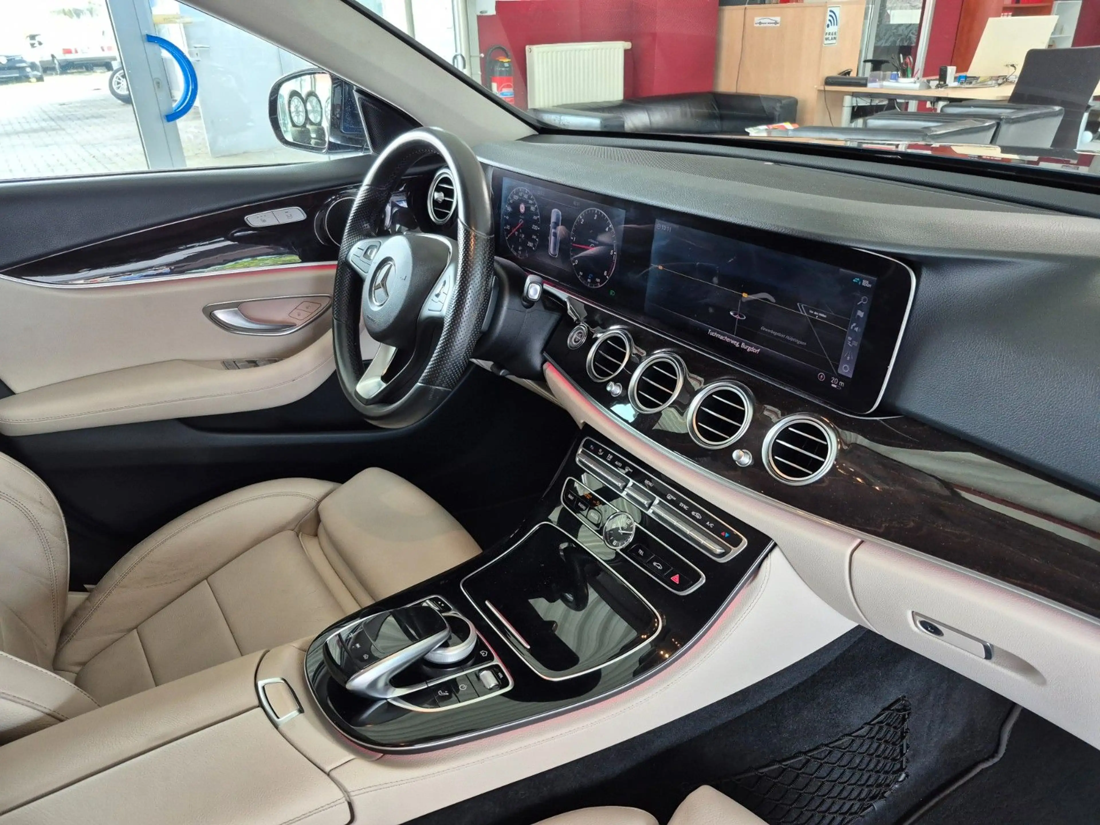 Mercedes-Benz E 220 d AMG Line Navi Leder 360° Kamera Head-Up — photo 12