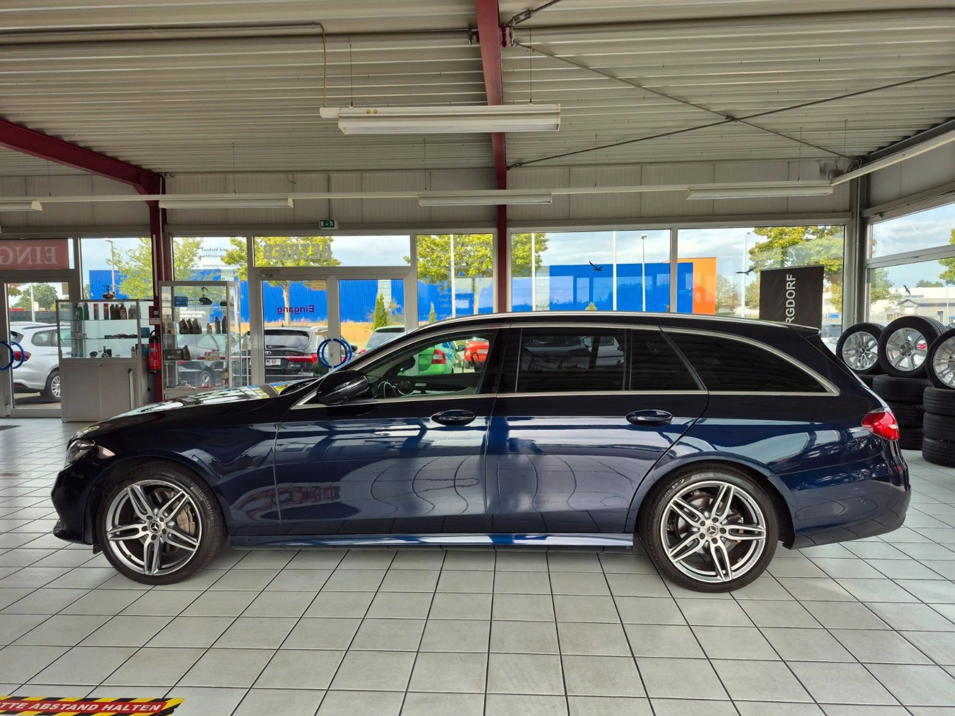 Mercedes-Benz E 220 d AMG Line Navi Leder 360° Kamera Head-Up — photo 9