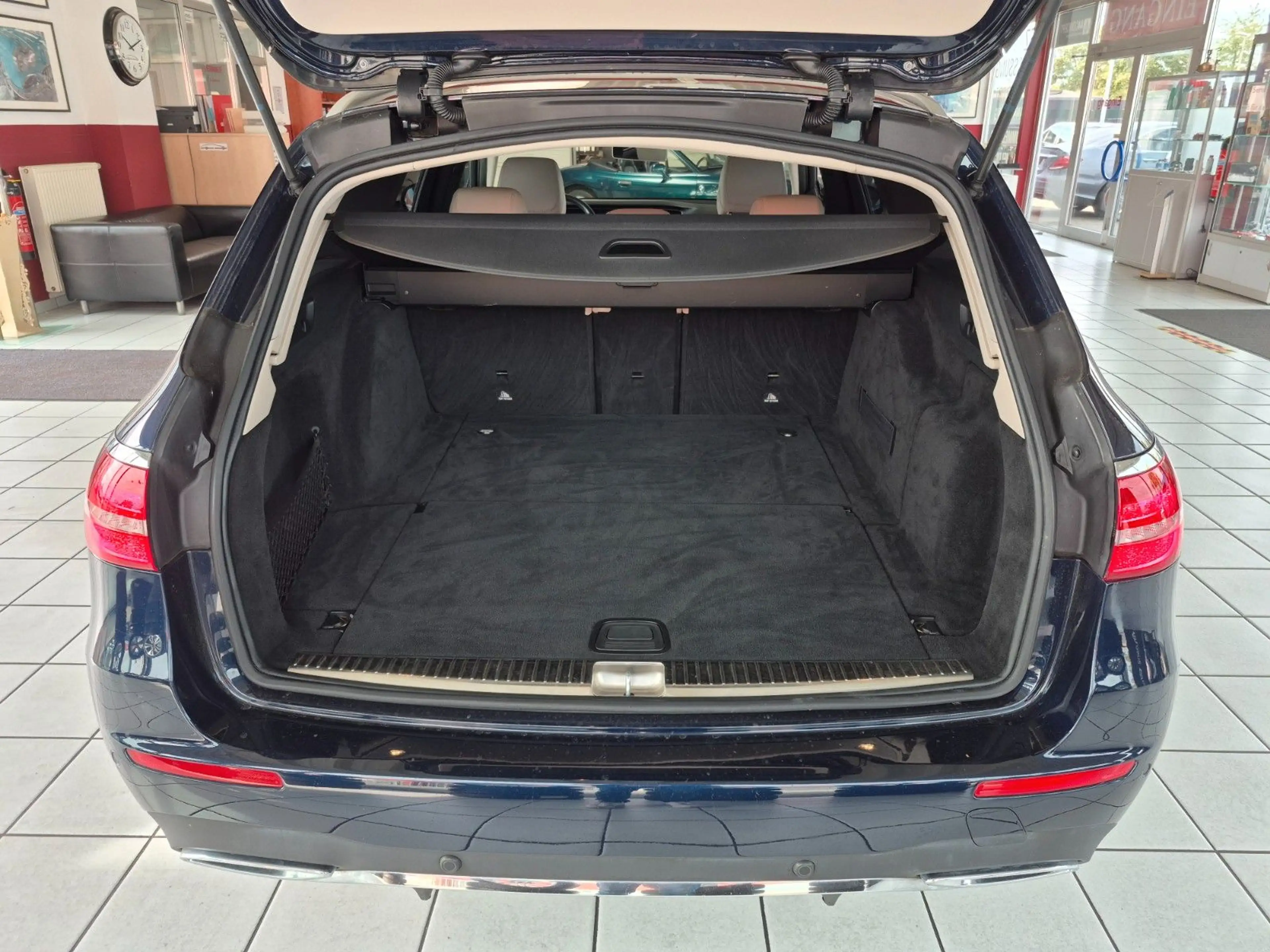 Mercedes-Benz E 220 d AMG Line Navi Leder 360° Kamera Head-Up — photo 7
