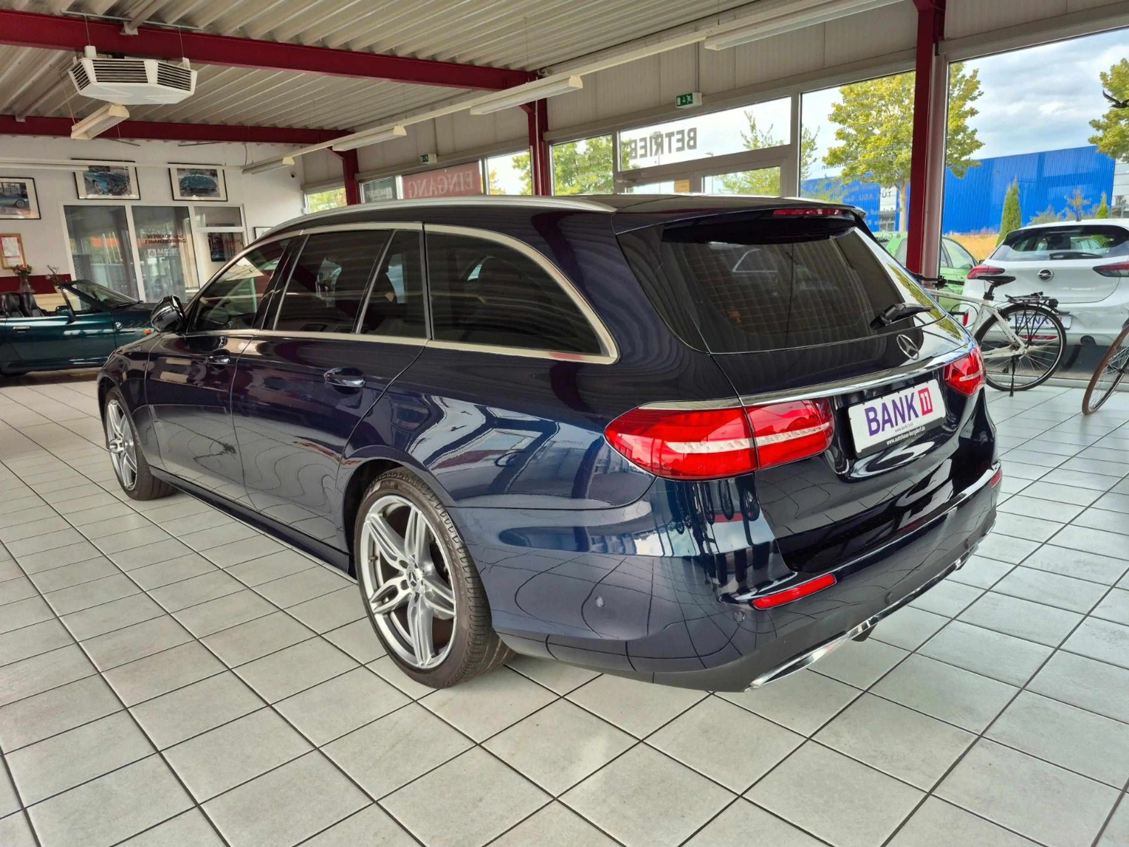Mercedes-Benz E 220 d AMG Line Navi Leder 360° Kamera Head-Up — photo 8