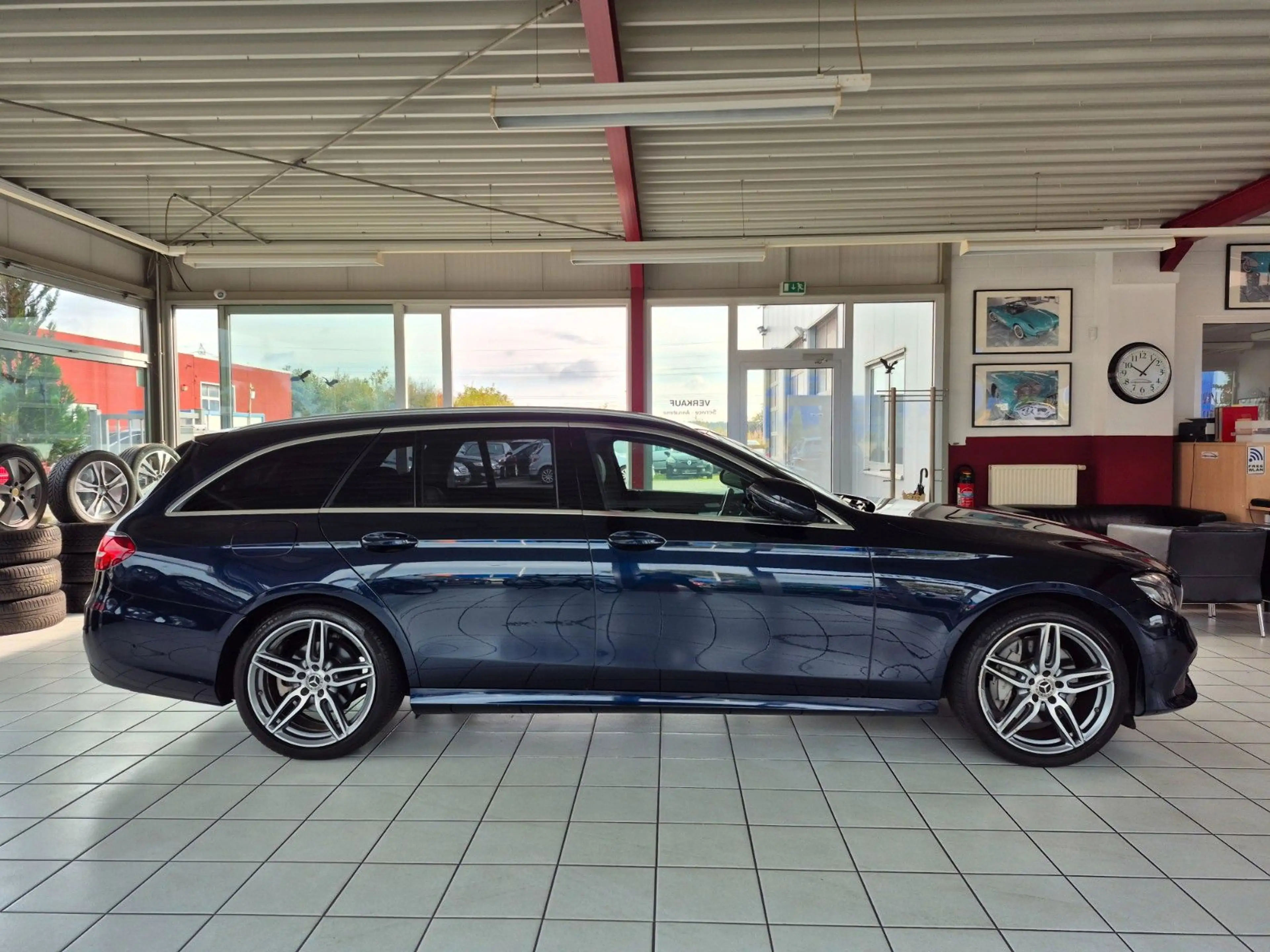 Mercedes-Benz E 220 d AMG Line Navi Leder 360° Kamera Head-Up — photo 4