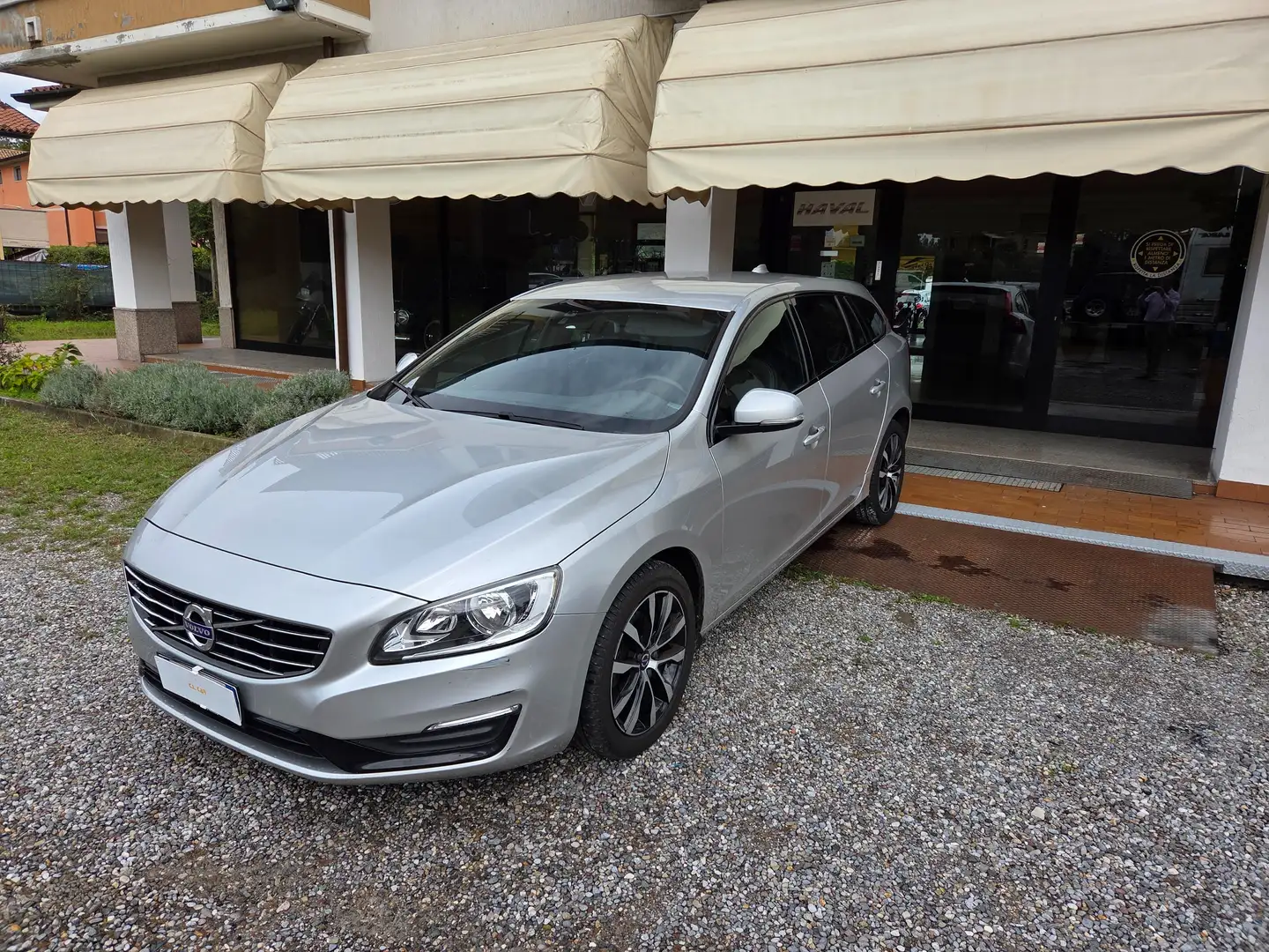 Volvo V60 V60 I 2014 2.0 d2 Momentum geartronic Argento - 2