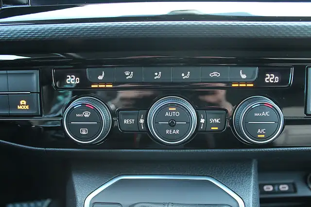 Volkswagen T6.1 Multivan Highline 2,0 TDI DSG Virtual Cockpit AHK RFK AC... Ansicht 17