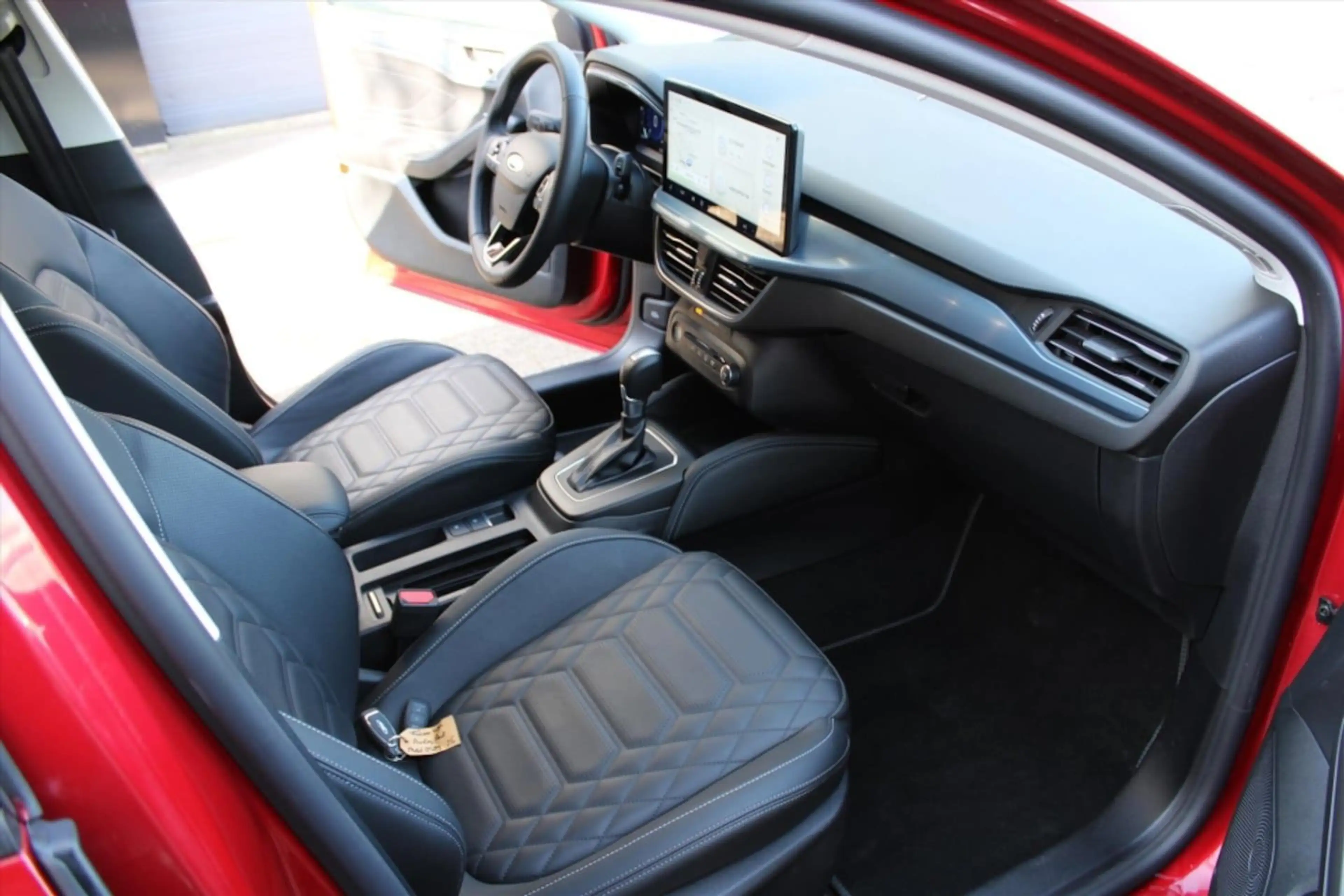 Ford Focus Wagon 1.0 EcoBoost Hybrid ST Line X — photo 19