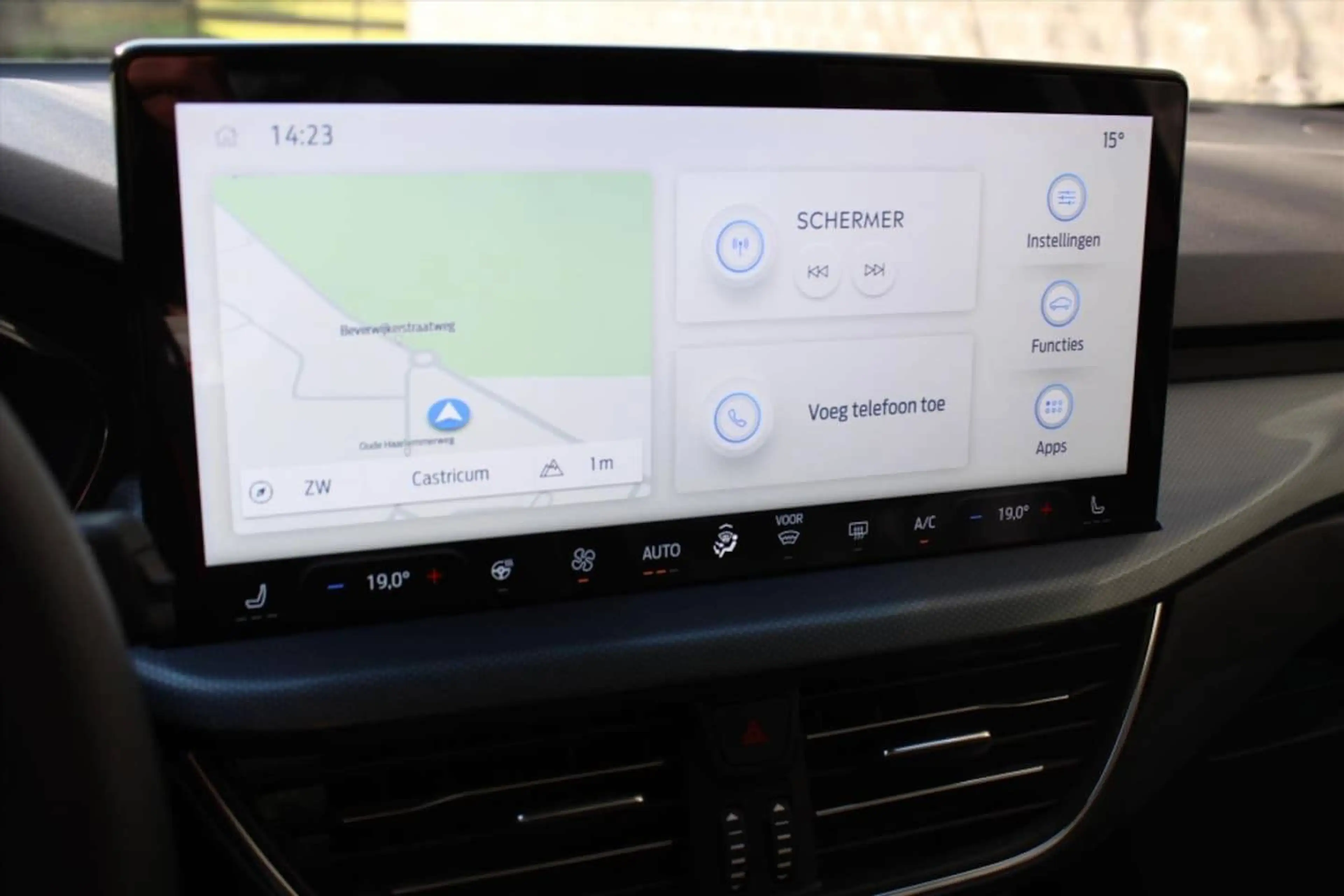 Ford Focus Wagon 1.0 EcoBoost Hybrid ST Line X — photo 11