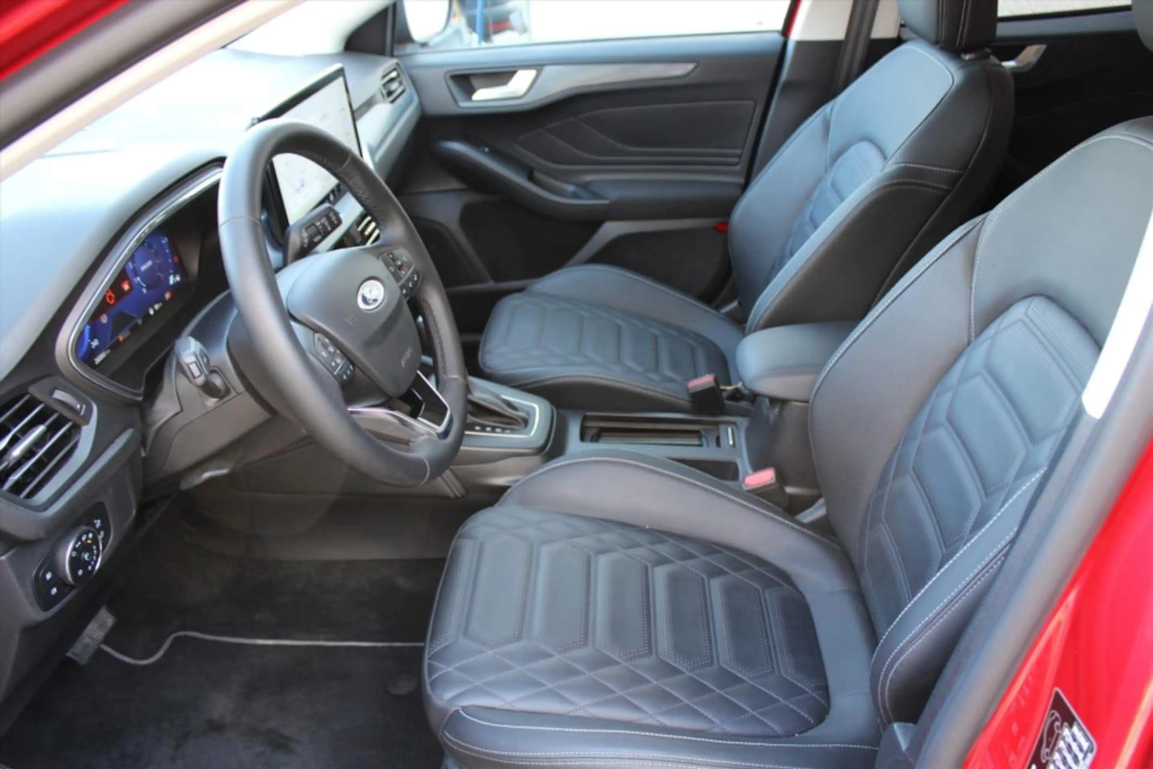 Ford Focus Wagon 1.0 EcoBoost Hybrid ST Line X — photo 6