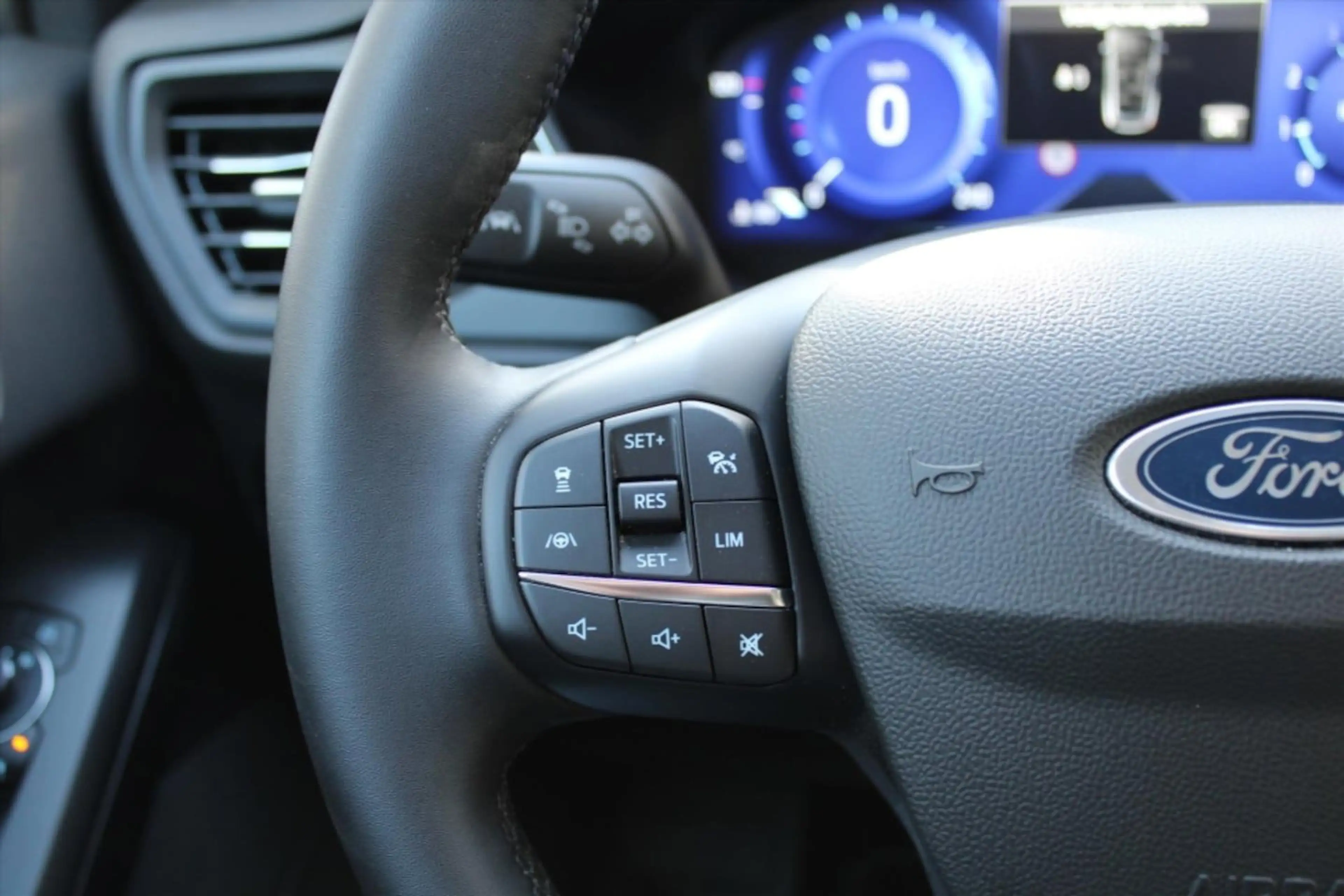 Ford Focus Wagon 1.0 EcoBoost Hybrid ST Line X — photo 8