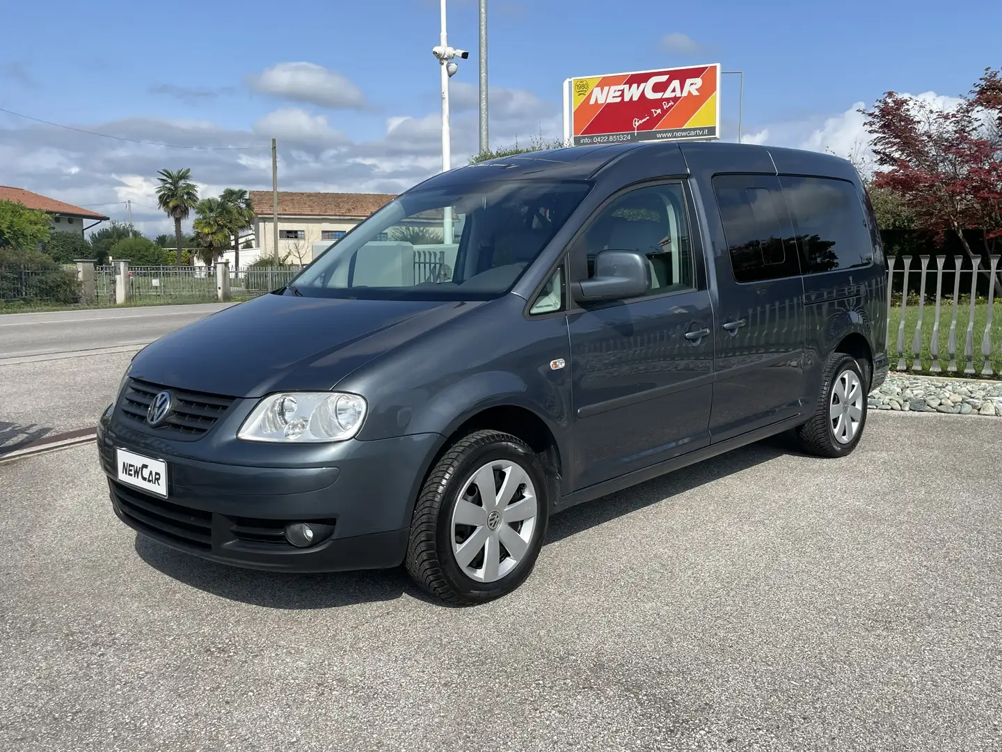 Volkswagen Caddy Maxi 2.0 TDI 140cv Life 7 posti Grigio - 1