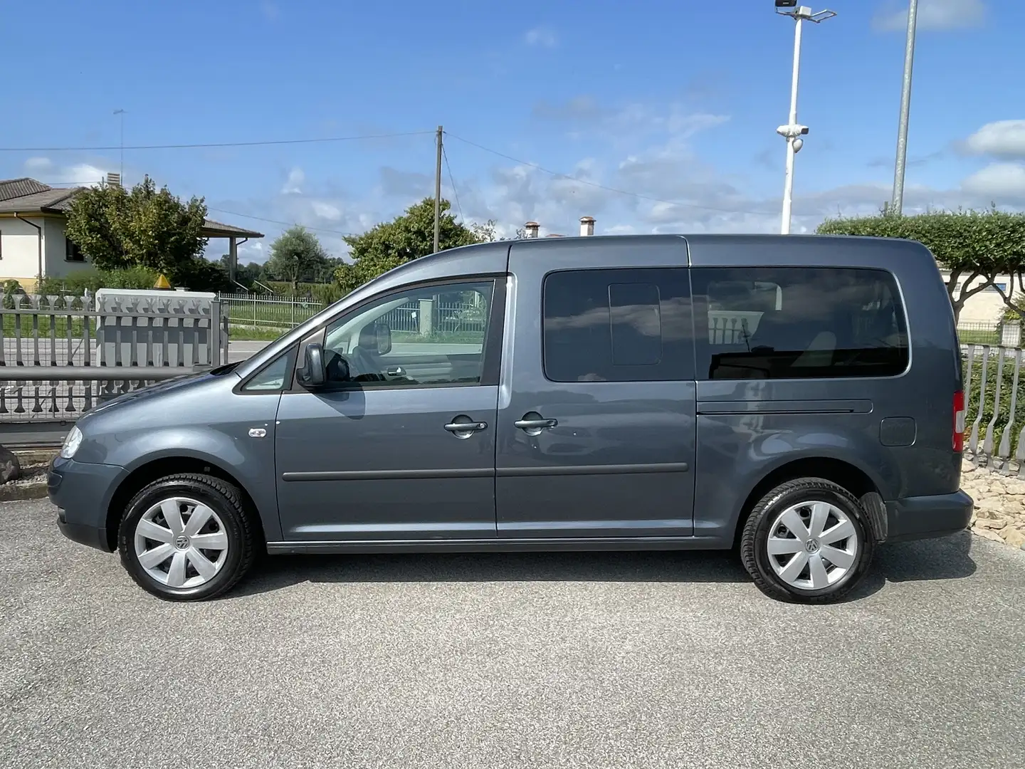 Volkswagen Caddy Maxi 2.0 TDI 140cv Life 7 posti Grigio - 2
