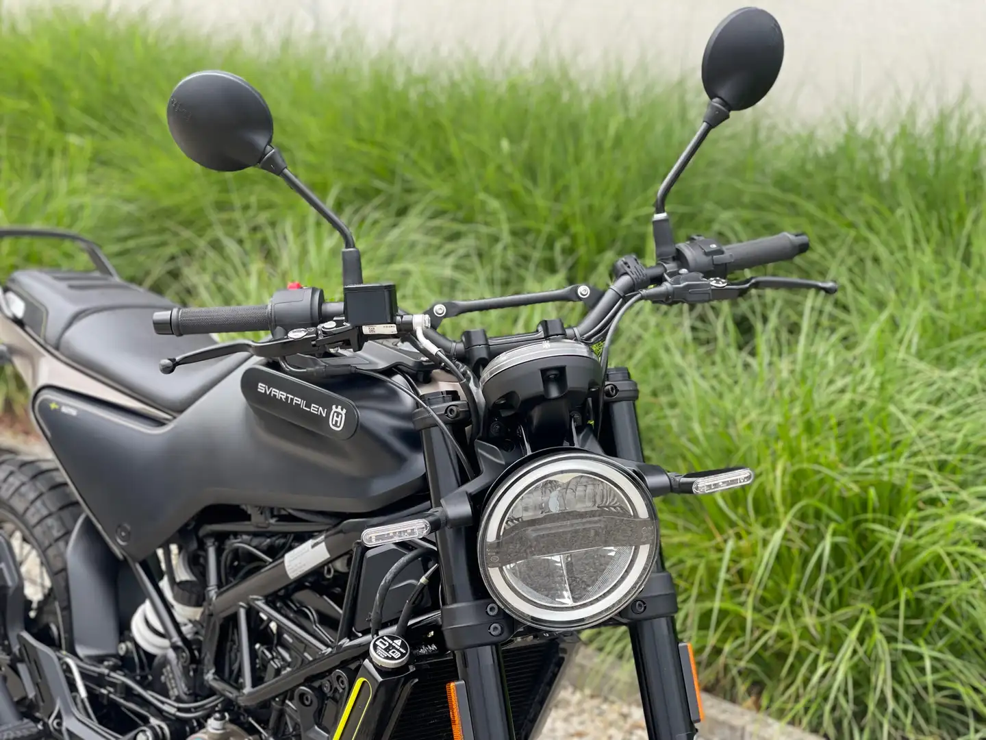 Husqvarna Svartpilen Šedá - 2