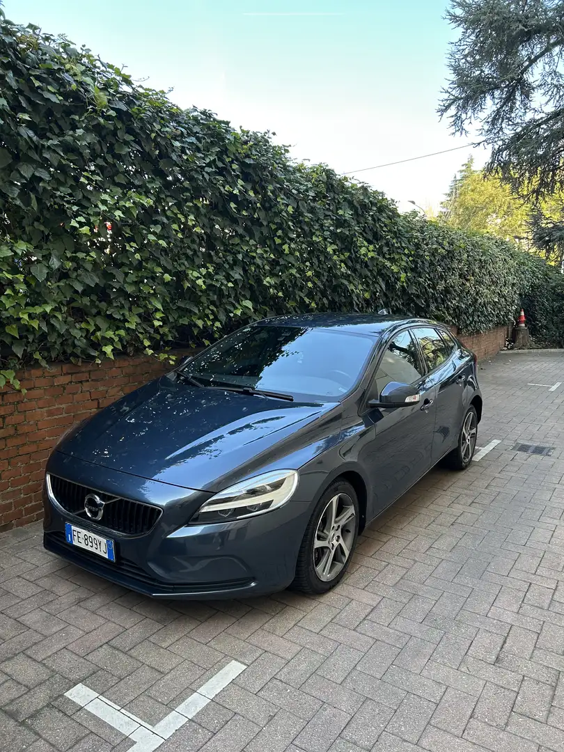 Volvo V40 2.0 d2 eco Momentum geartronic Blauw - 1