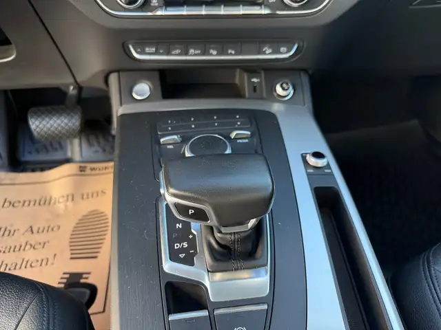 Audi Q5 view 11