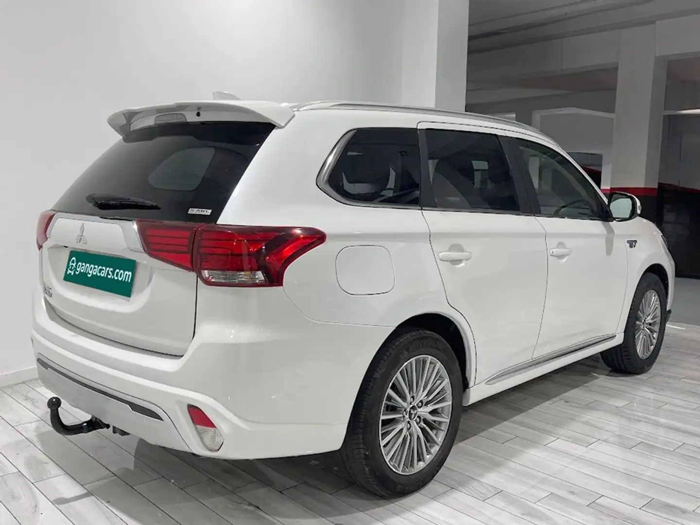 Mitsubishi Outlander 2.4 PHEV Motion Auto 4WD Wit - 2
