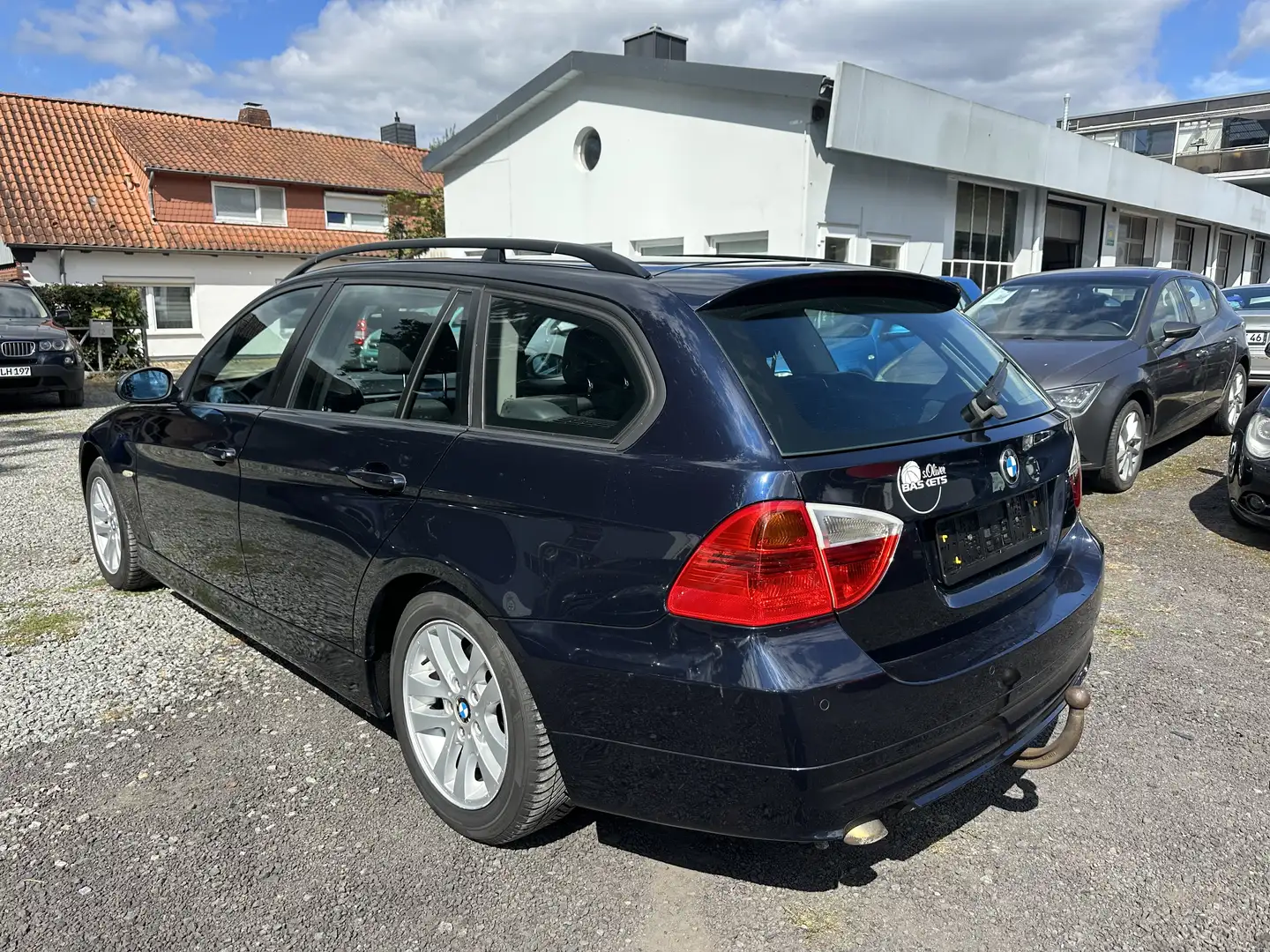 BMW 318 d Touring*PDC+AHK*TÜV 05.2027 Schwarz - 2