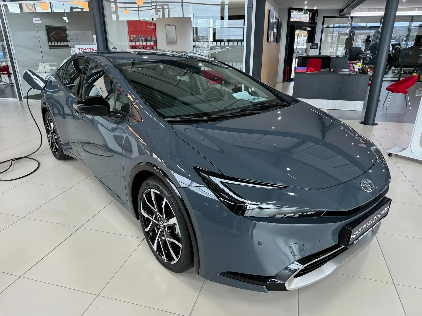 Toyota Prius Plug-in Hybrid Executive Gris - 2