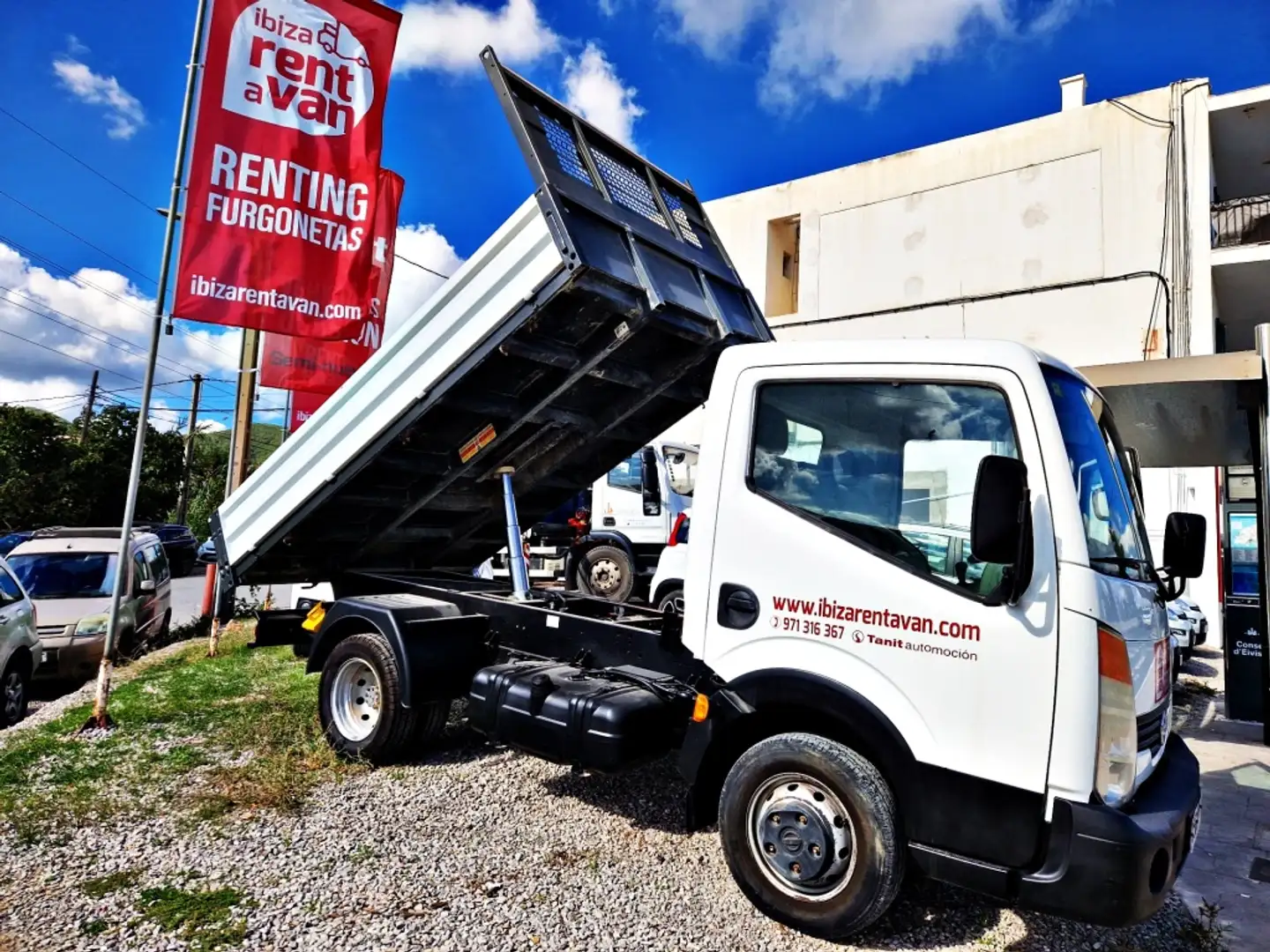 Nissan Cabstar 35.14/1 Cb.Abat.Volq.Acero Básico Blanco - 1
