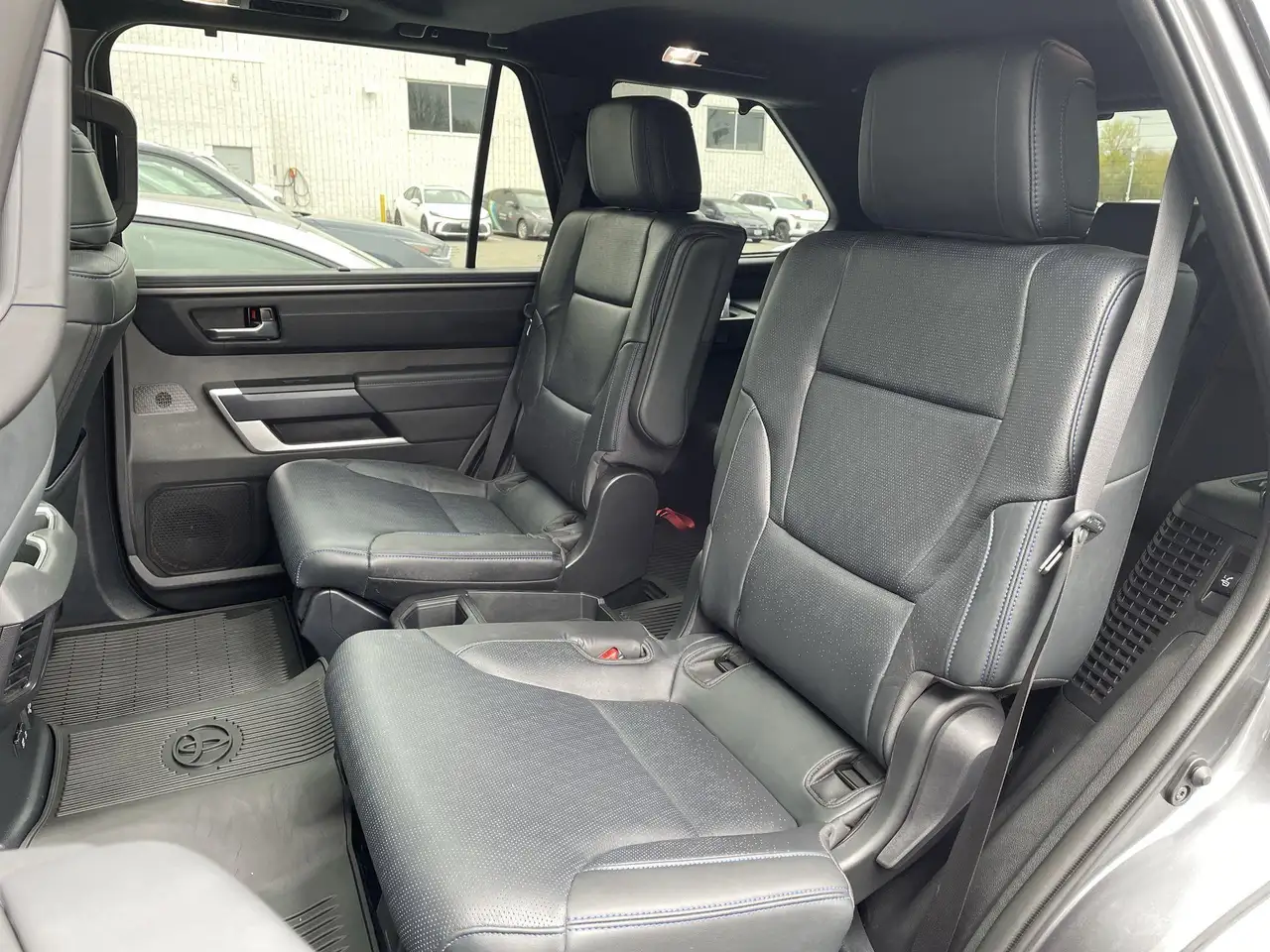 Toyota Sequoia снимка Toyota Sequoia