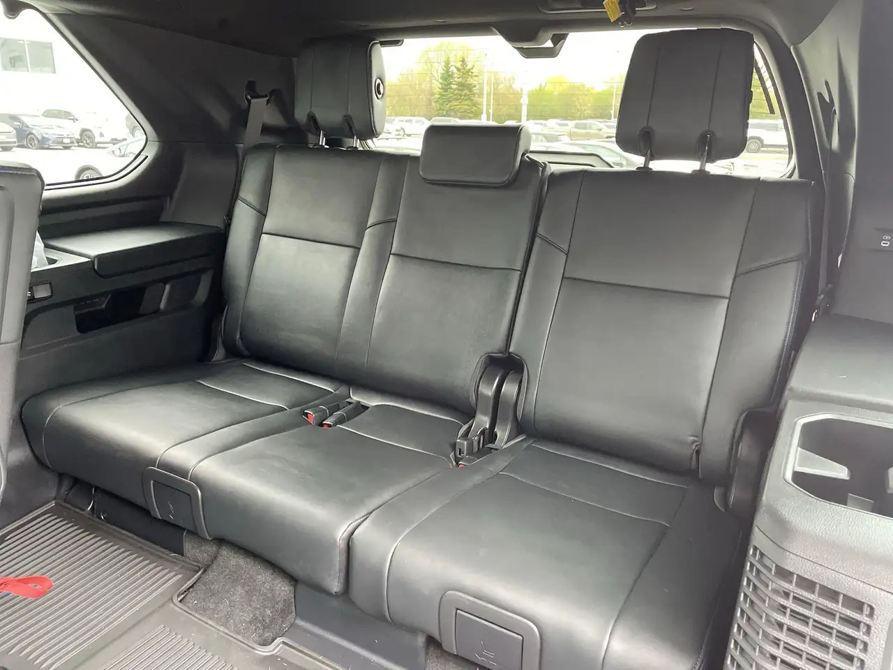 Toyota Sequoia снимка Toyota Sequoia
