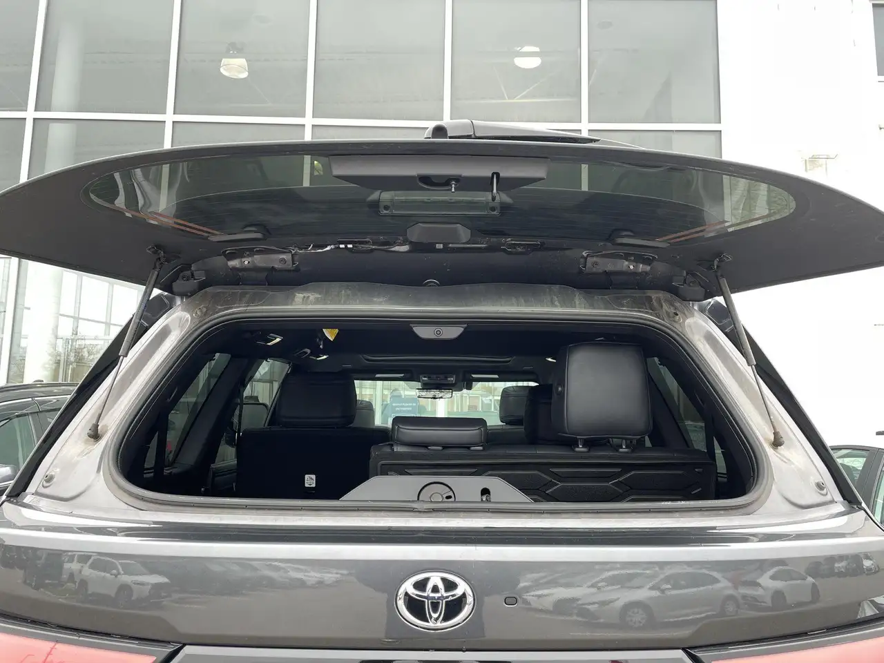 Toyota Sequoia снимка Toyota Sequoia