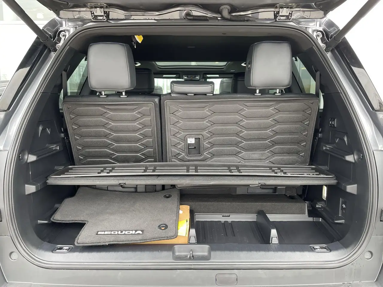 Toyota Sequoia снимка Toyota Sequoia