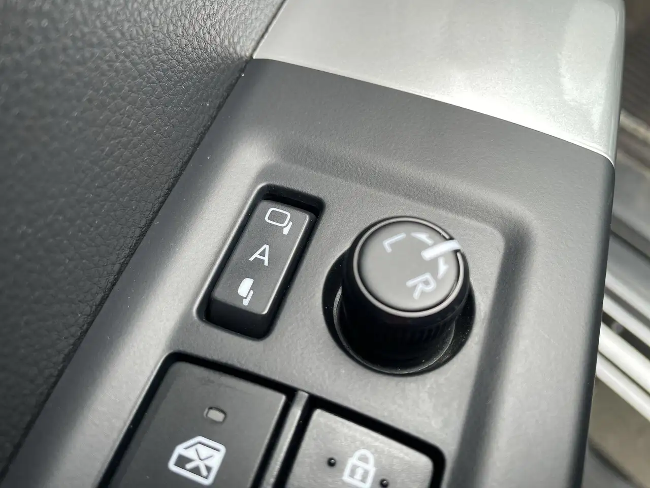 Toyota Sequoia снимка Toyota Sequoia