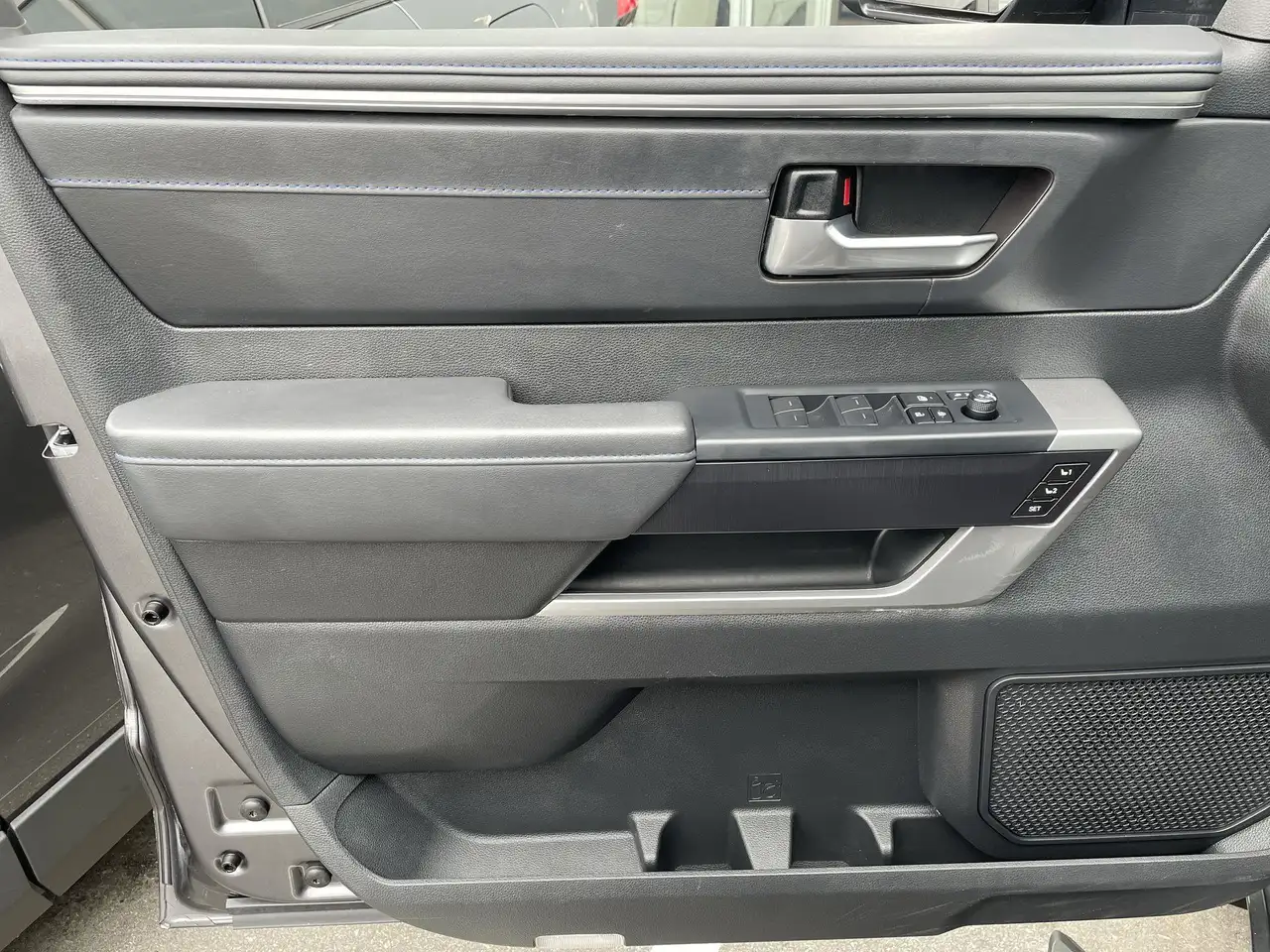 Toyota Sequoia снимка Toyota Sequoia