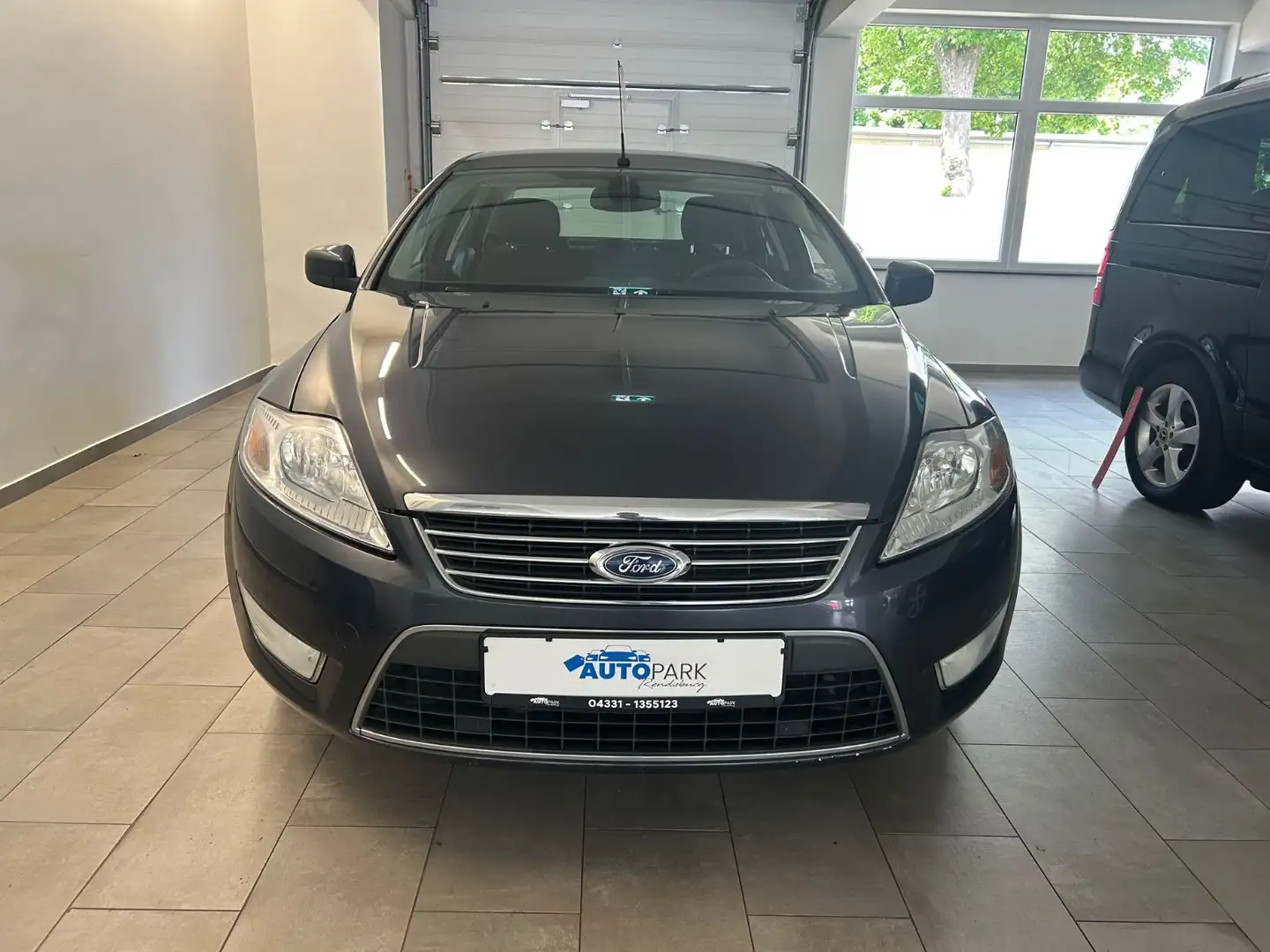 Ford Mondeo Lim. Ghia *Automatik* Grau - 2