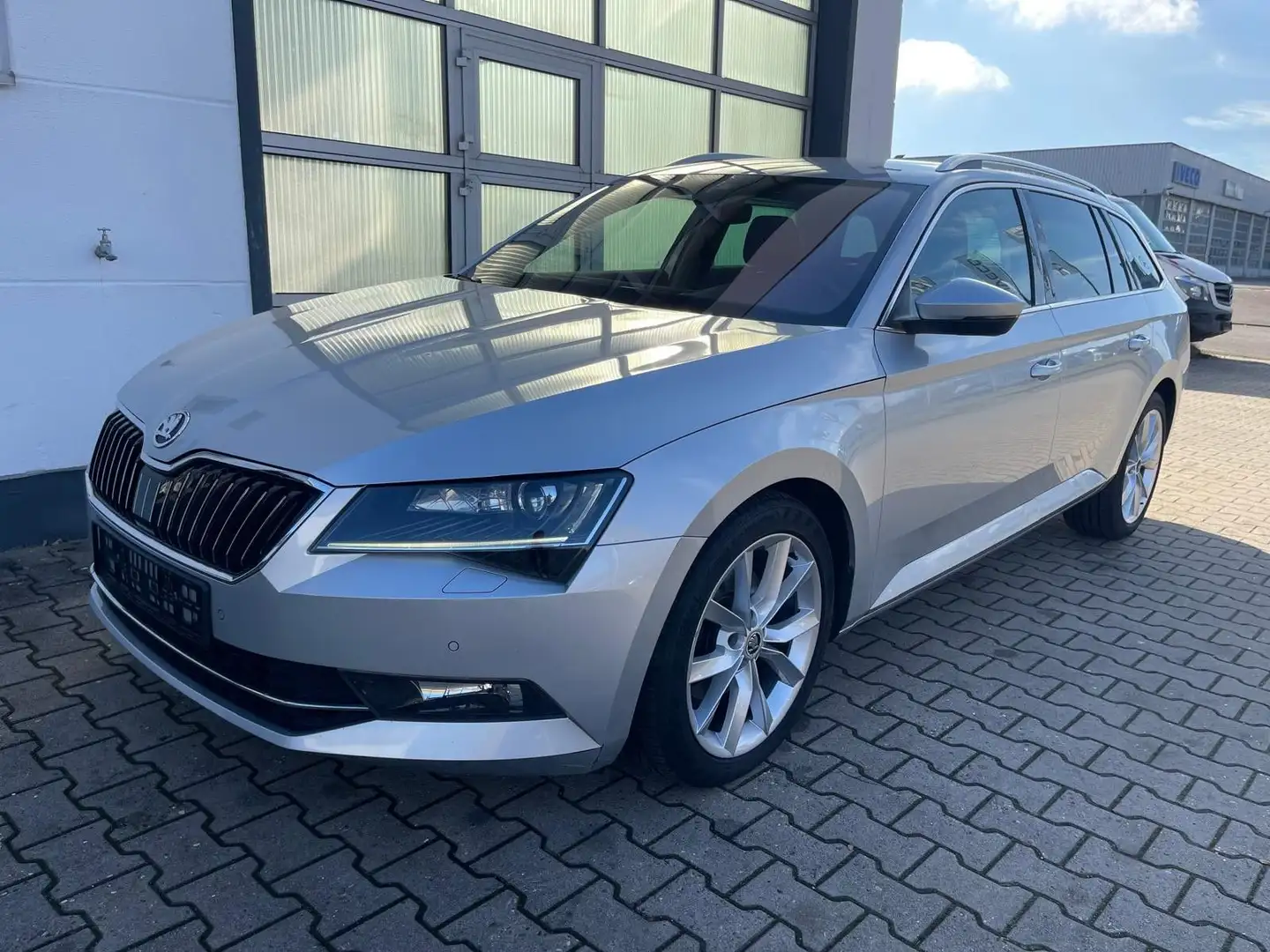 Skoda Superb Style 2,0TDI/AUT/SHZ/NAVI/PDC/1HD/MWST Argent - 1