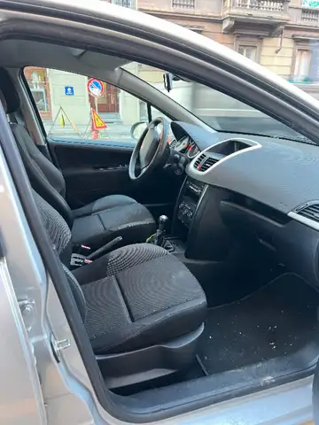 Peugeot 207 view 3