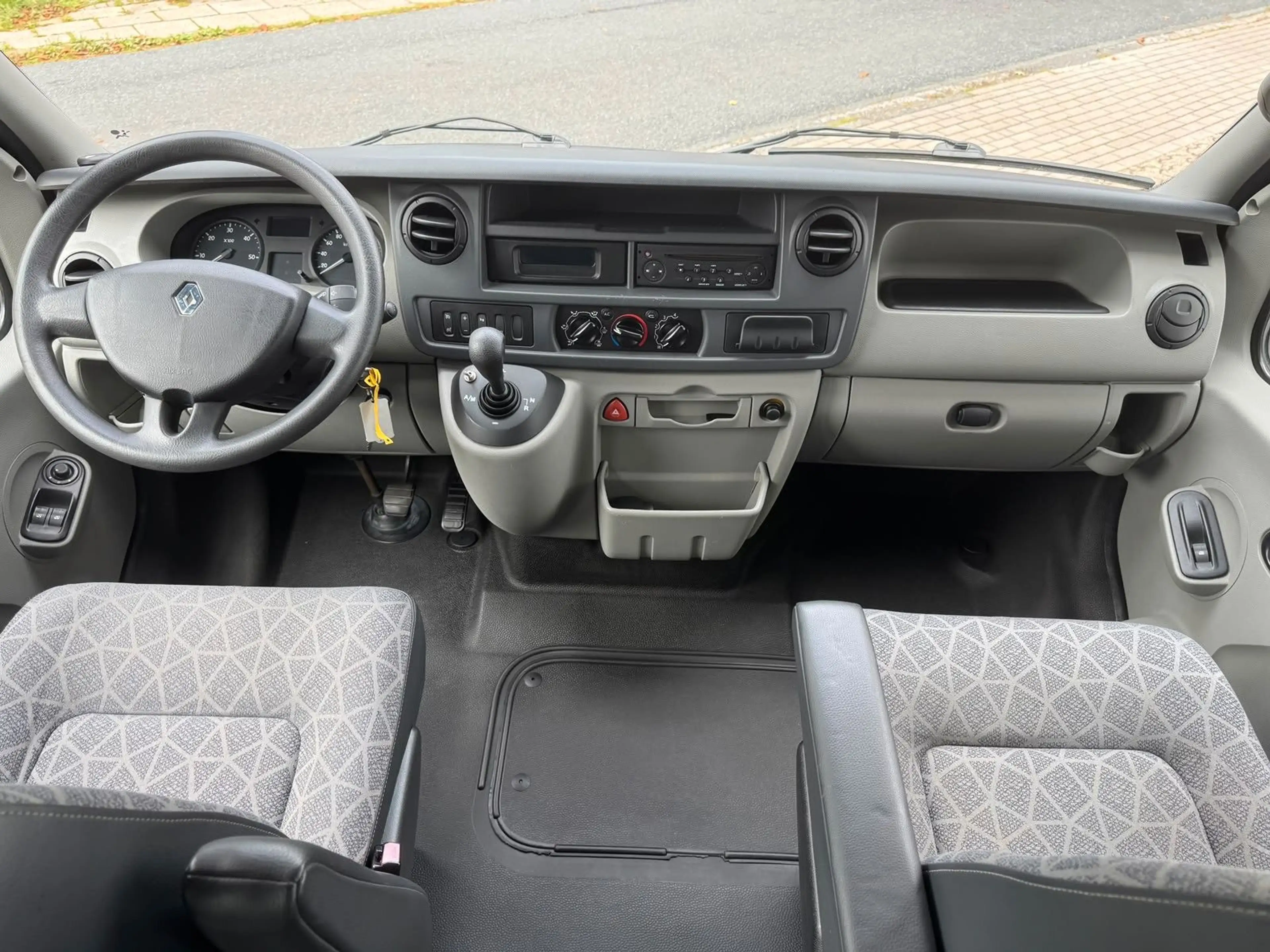Renault Master 2.5 dCi Rollstuhlrampe PDC Klima Standhzg — photo 12