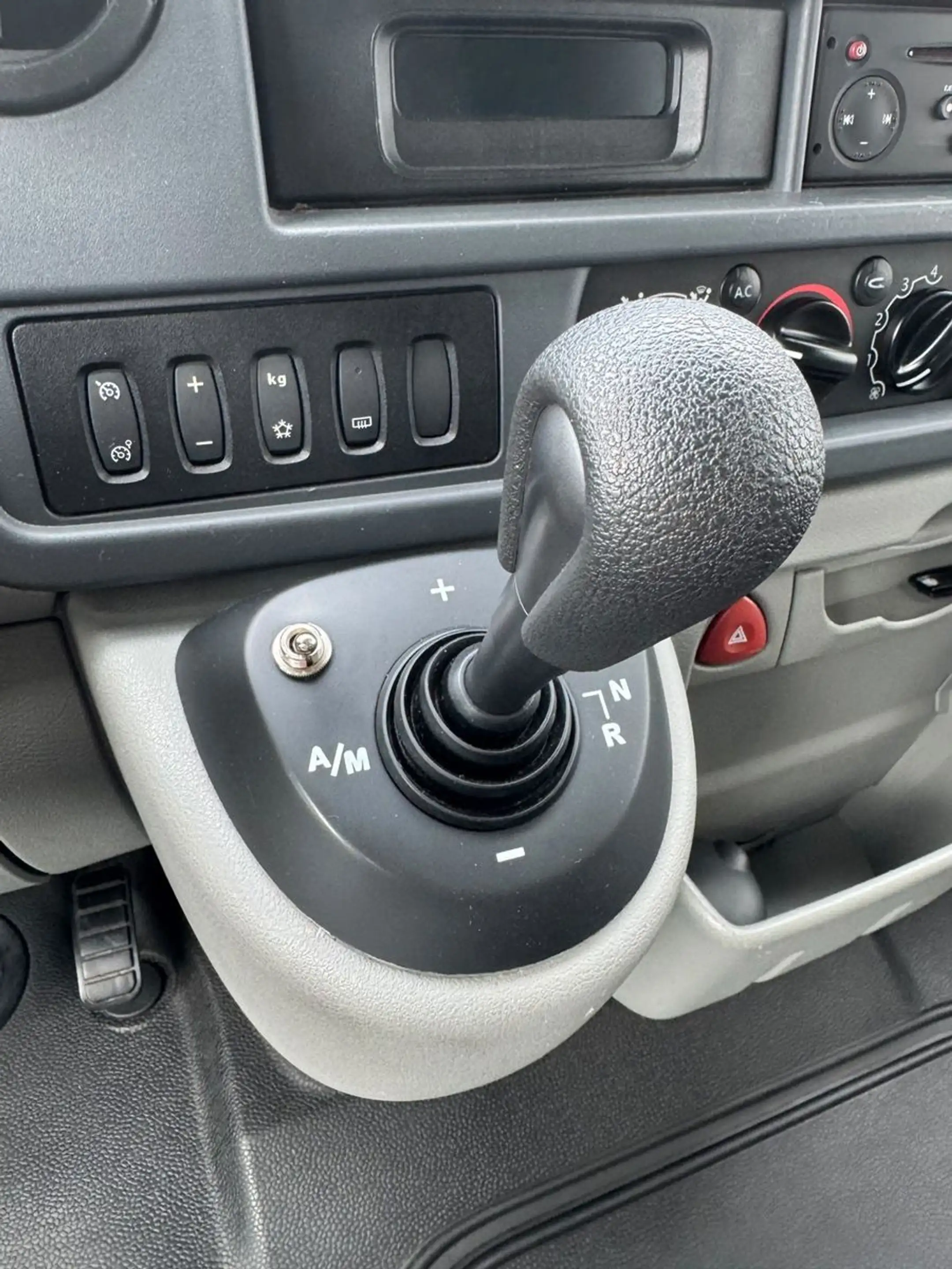 Renault Master 2.5 dCi Rollstuhlrampe PDC Klima Standhzg — photo 15