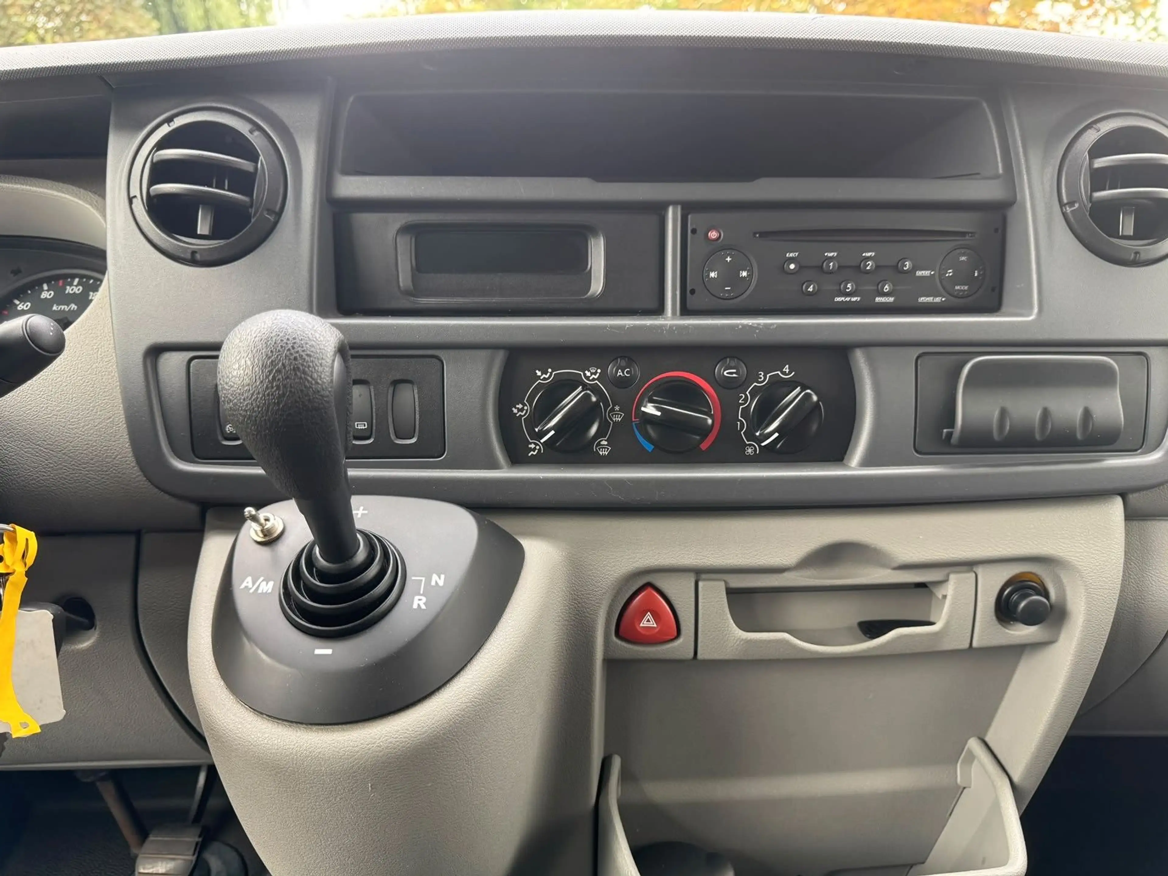 Renault Master 2.5 dCi Rollstuhlrampe PDC Klima Standhzg — photo 14