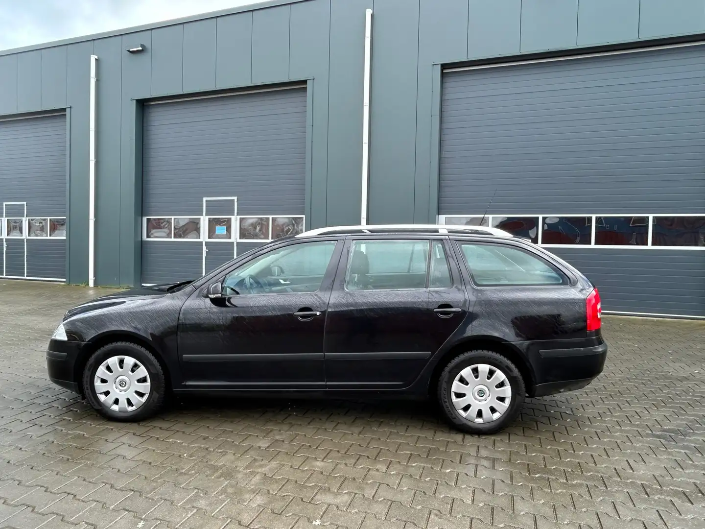 Skoda Octavia Combi 1.6 FSI Business Automaat Airco Czarny - 2