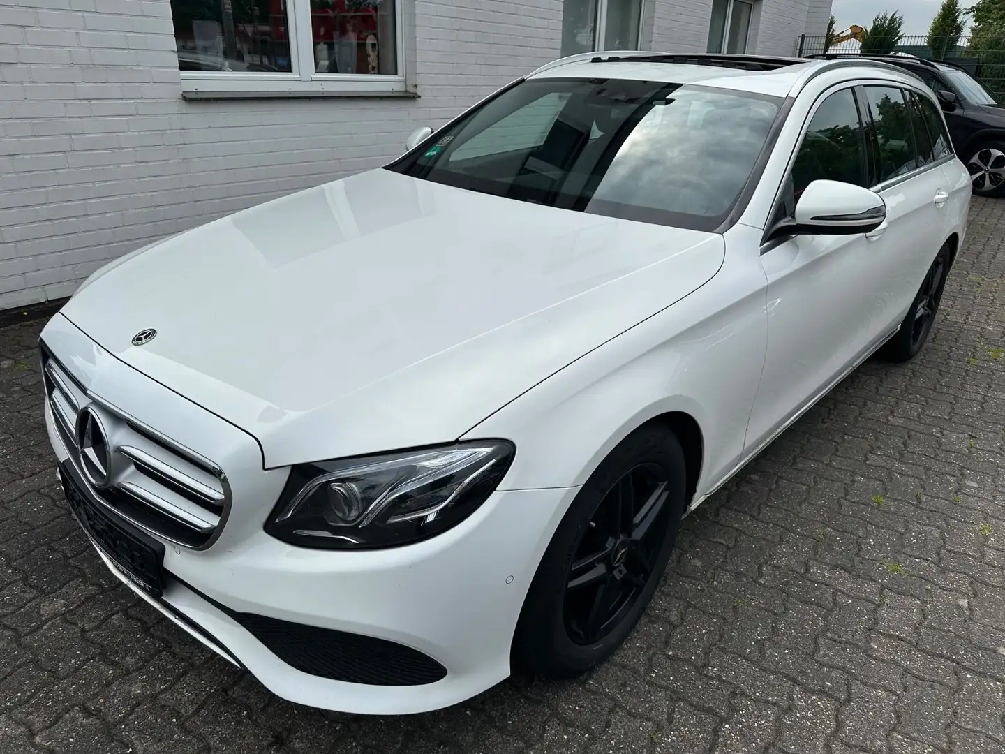 Mercedes-Benz E 220 d T AVANTGARDE 9G LED Kamera Schiebedach Blanc - 1